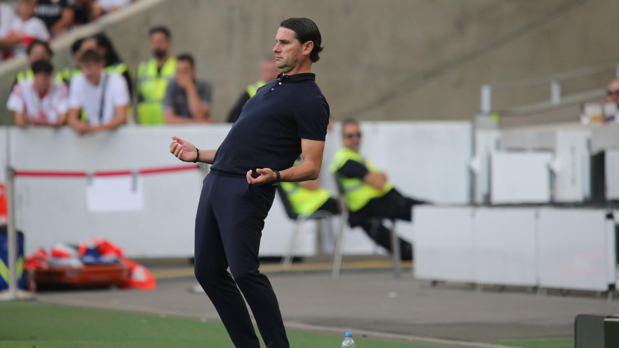Gerardo Seoane beim Spiel gegen den VfB Stuttgart an der Seitenlinie.