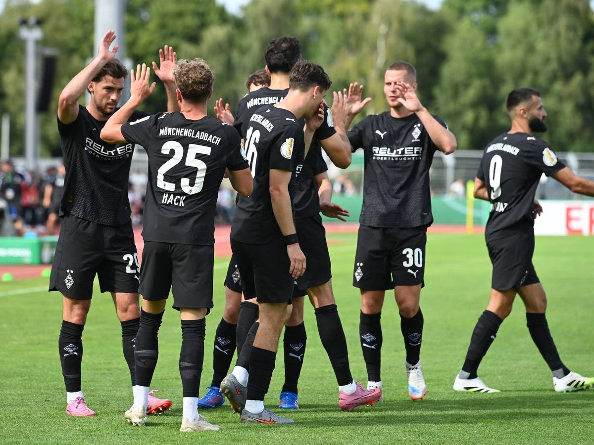 Spieler von Borussia Mönchengladbach bejubeln einen Treffer.