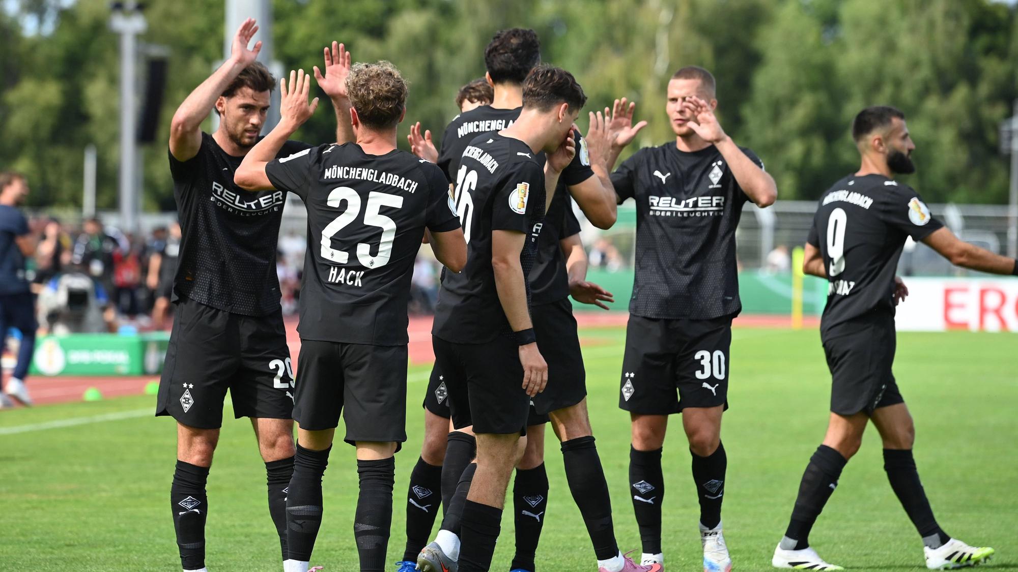Spieler von Borussia Mönchengladbach bejubeln einen Treffer.
