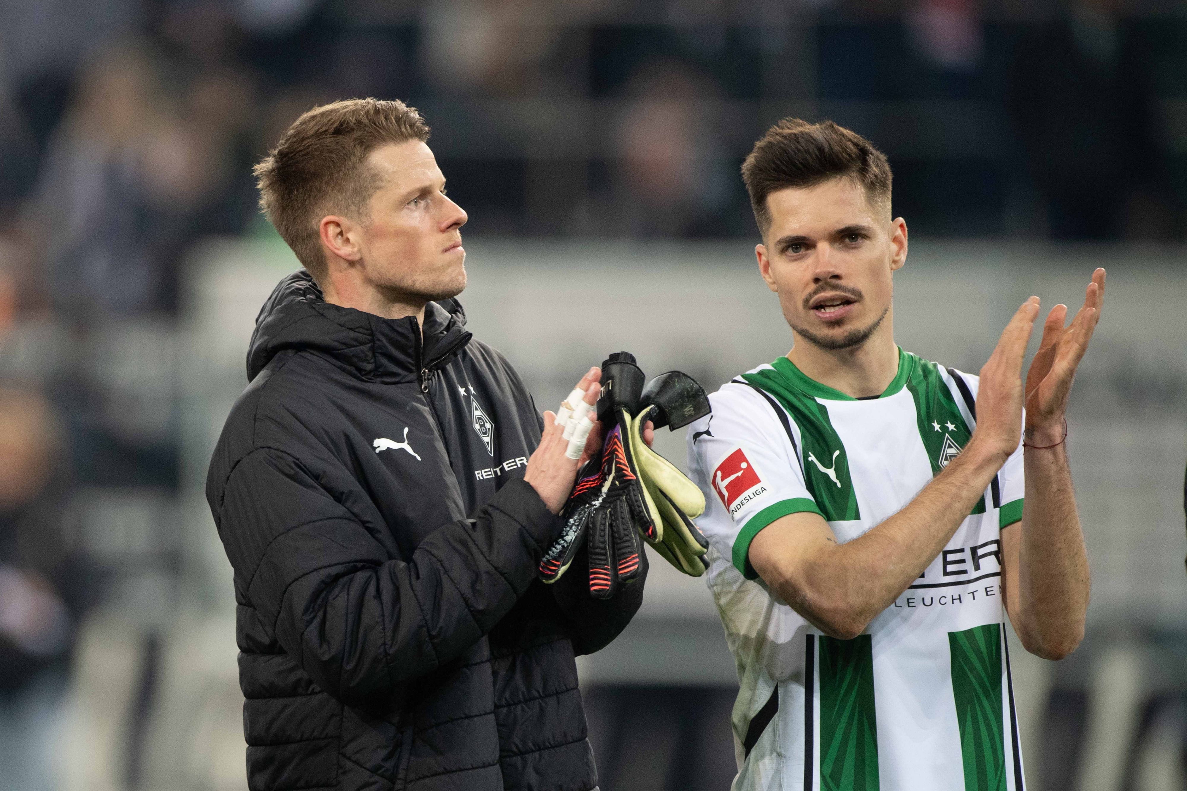 Julian Weigl und Jonas Omlin applaudieren den Fans.