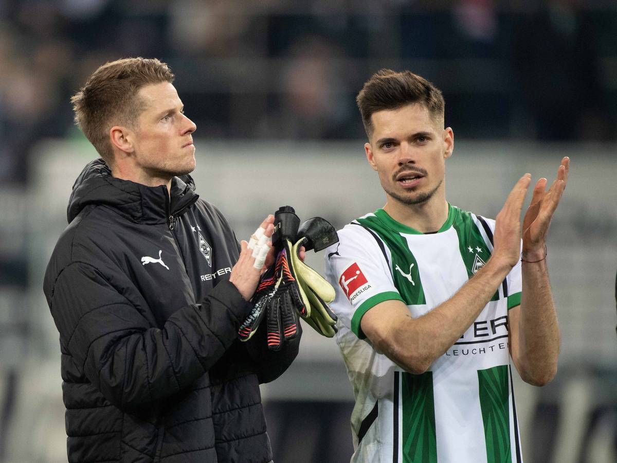 Julian Weigl und Jonas Omlin applaudieren den Fans.