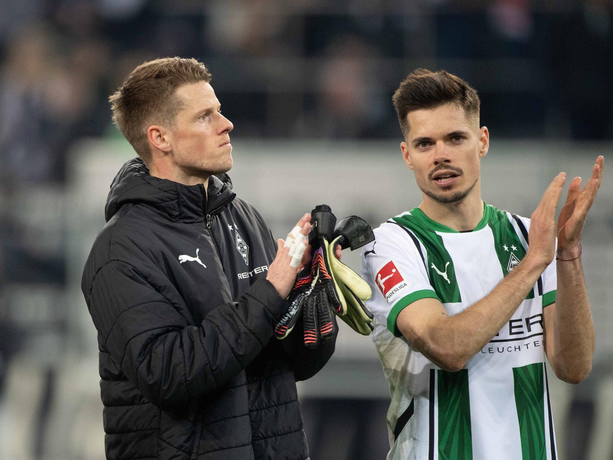 Julian Weigl und Jonas Omlin applaudieren den Fans.