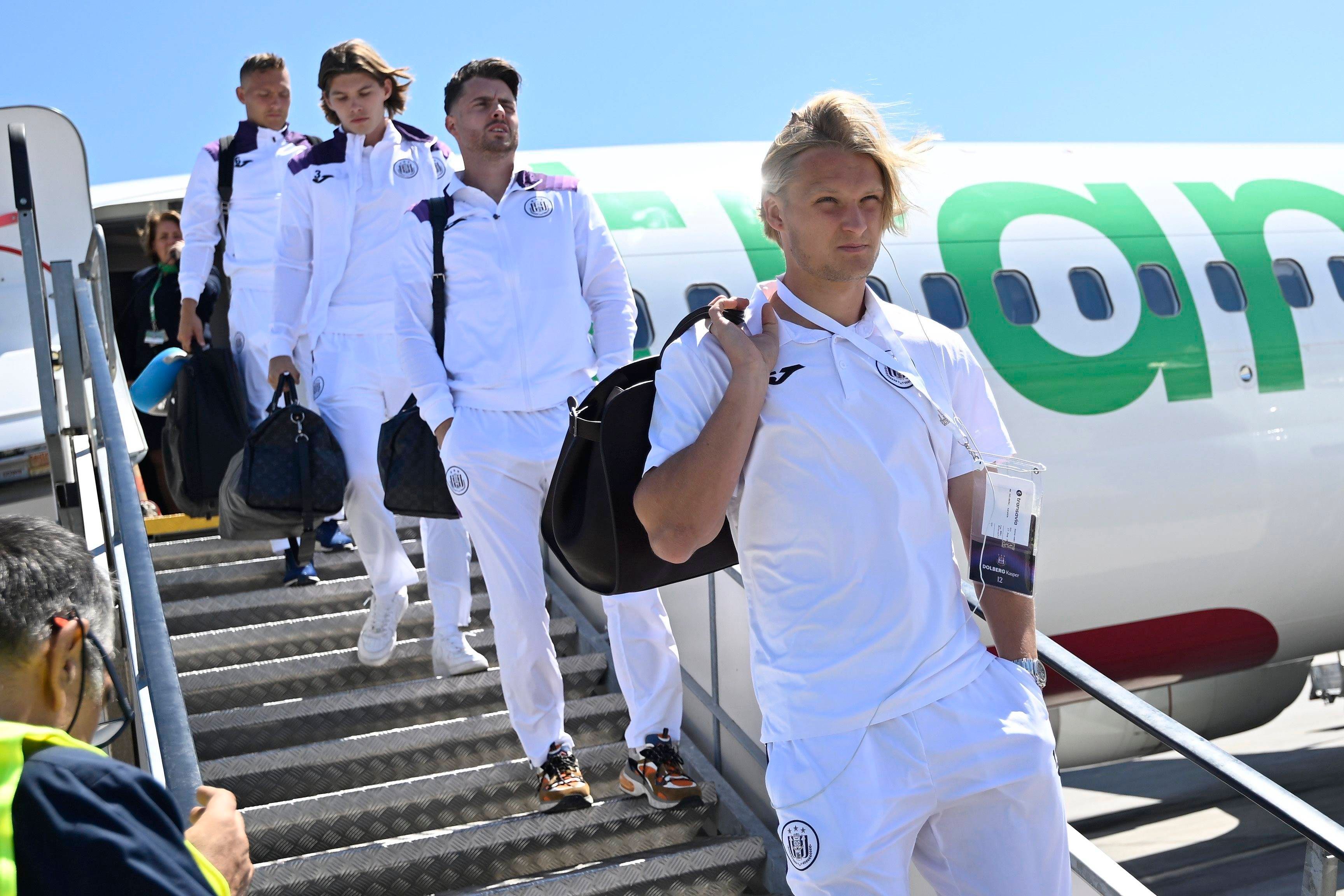 Kasper Dolberg verlässt ein Flugzeug.