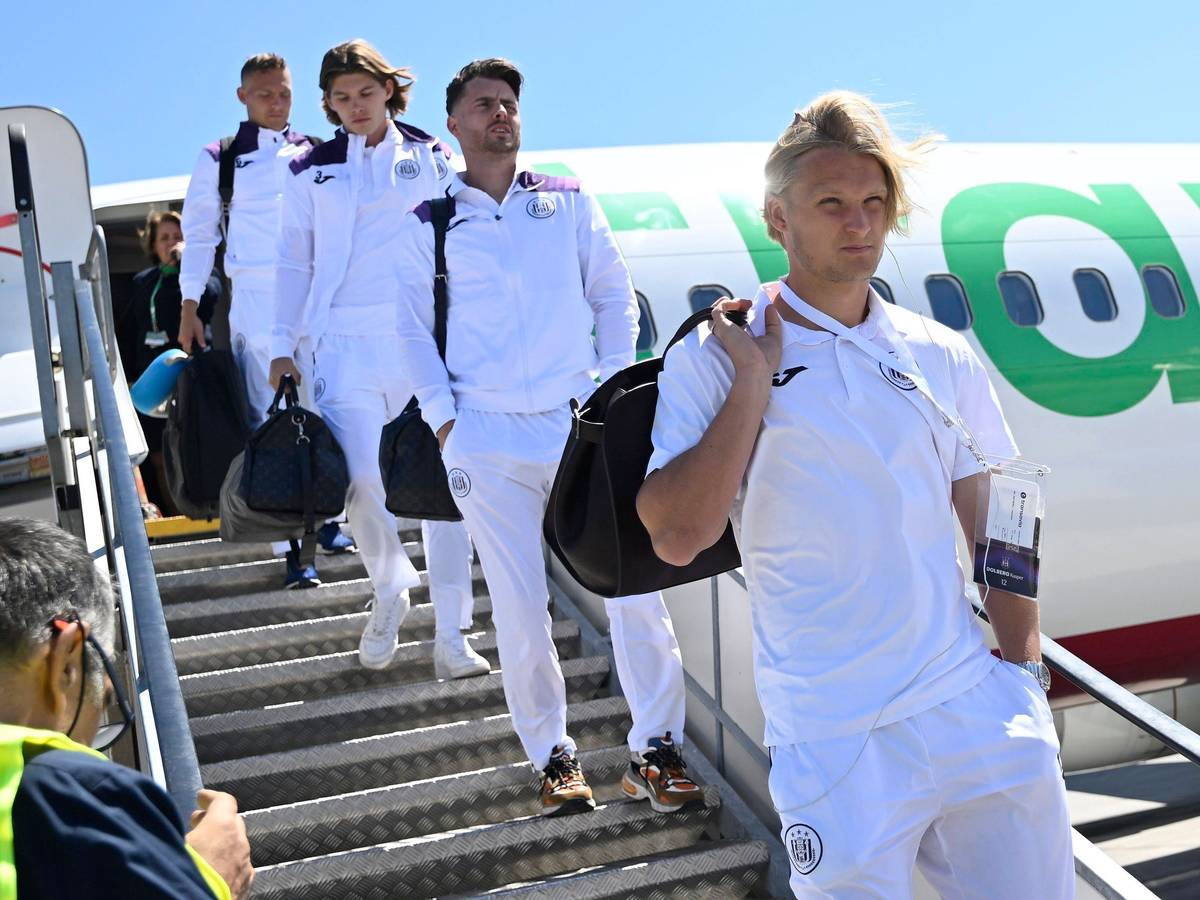 Kasper Dolberg verlässt ein Flugzeug.