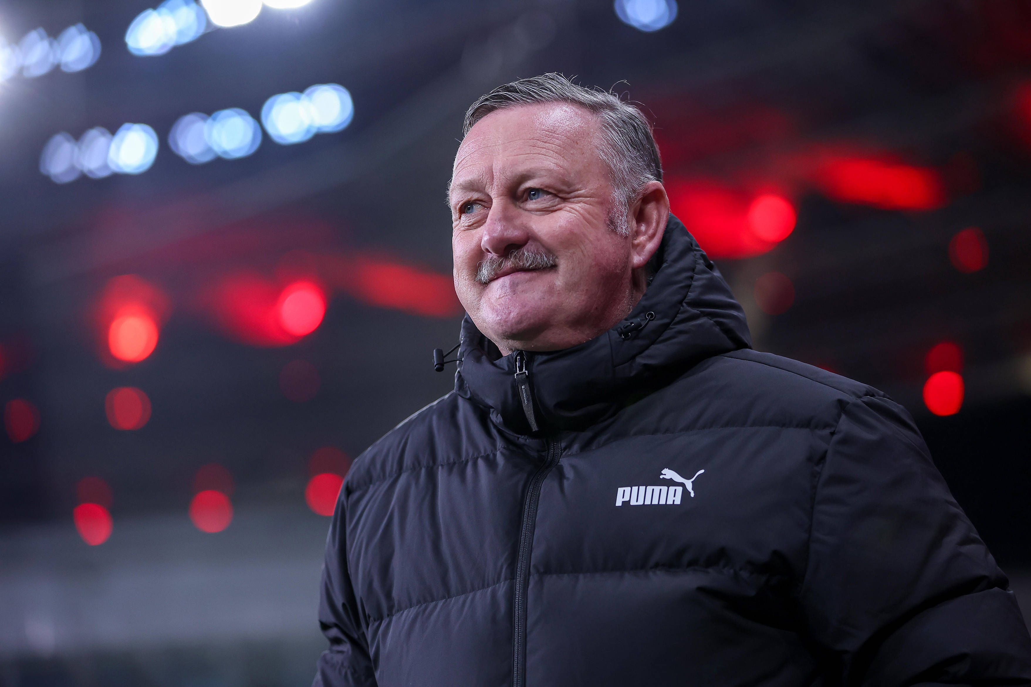 Roland Virkus lächelt und blickt zur Seite.
