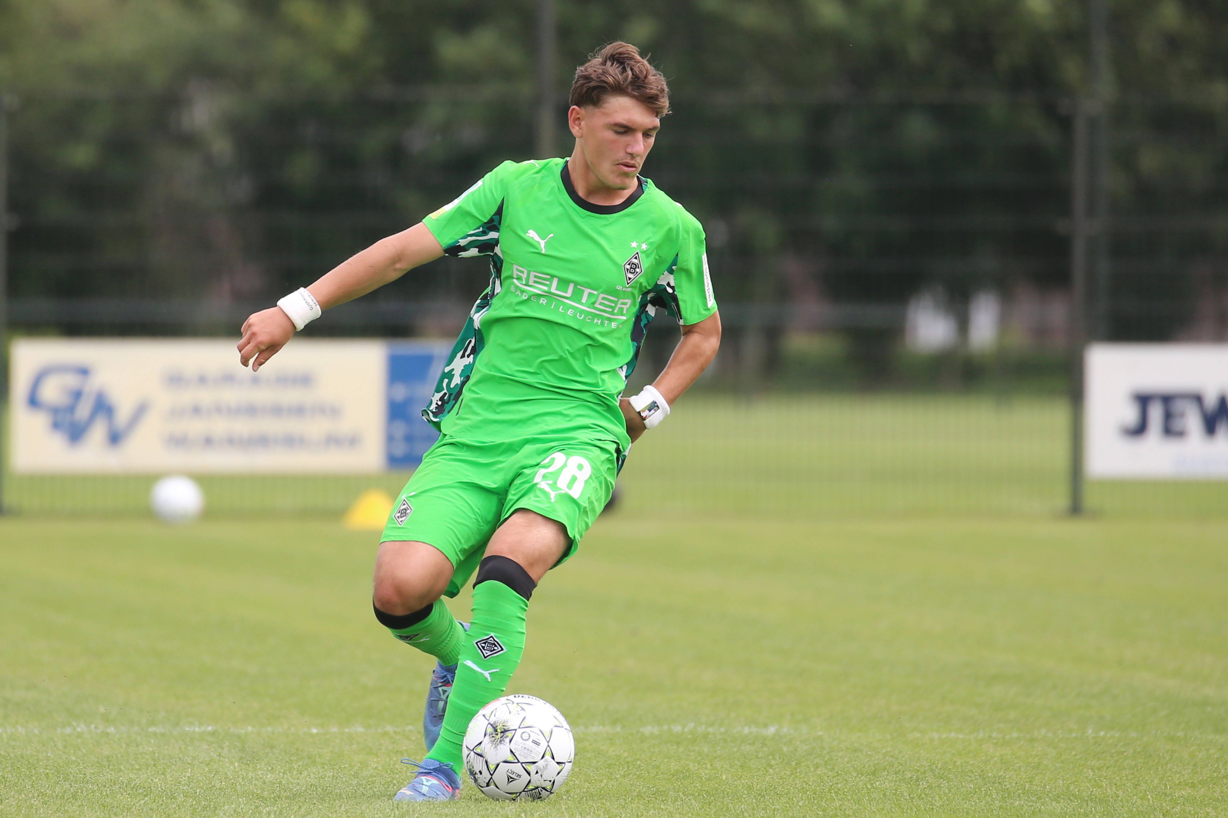 Flavjo Hoxha am Ball bei einem U23-Testspiel von Borussia Mönchengladbach.