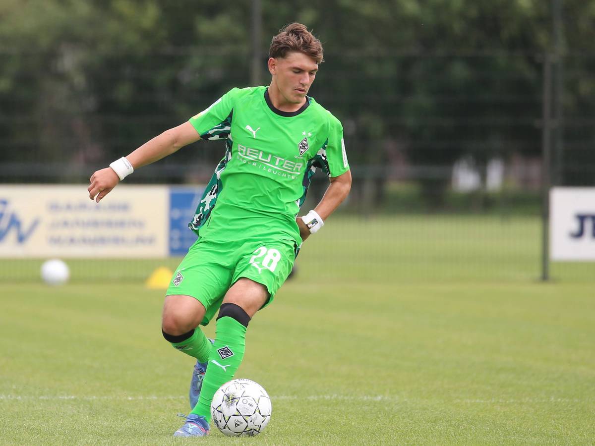 Flavjo Hoxha am Ball bei einem U23-Testspiel von Borussia Mönchengladbach.