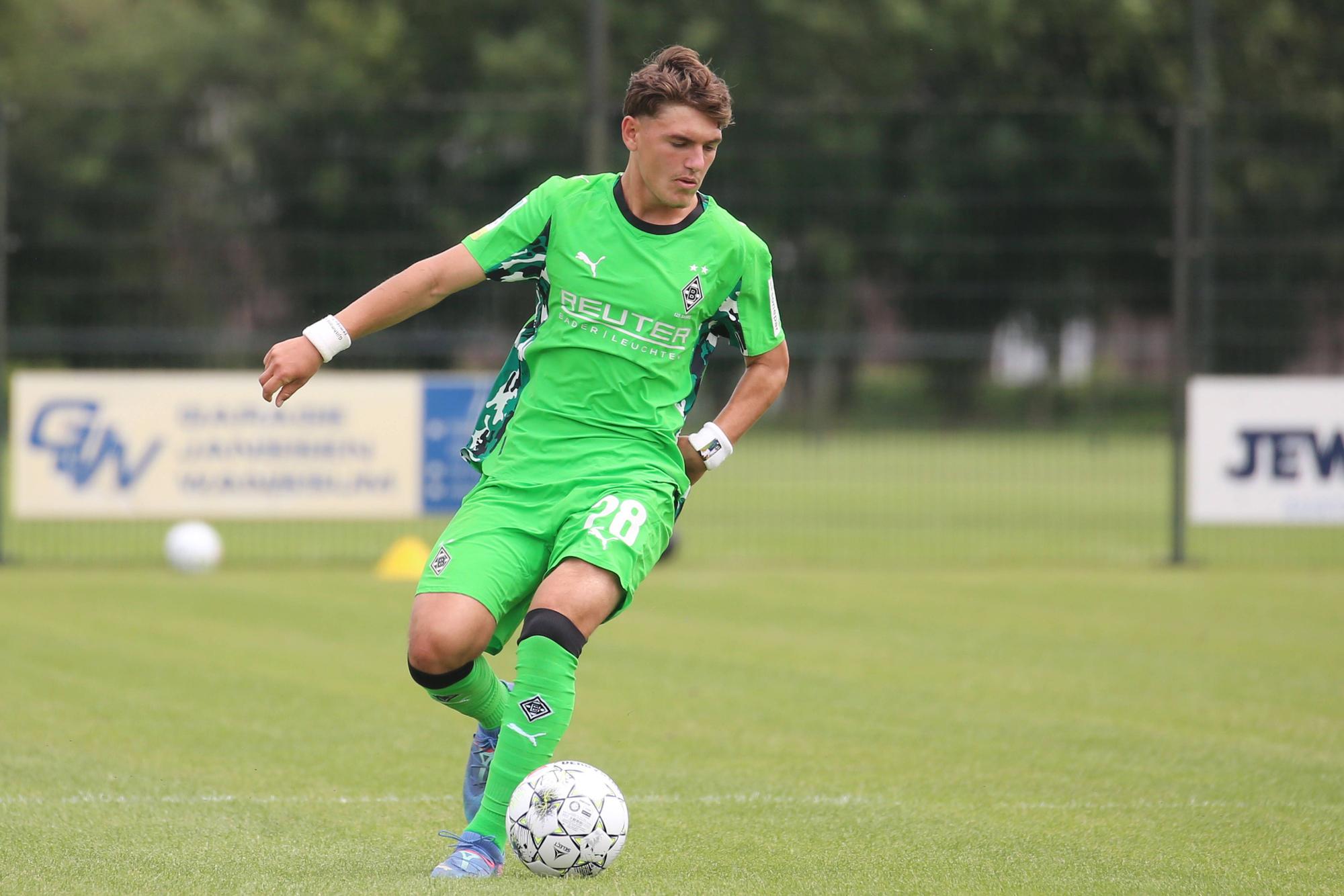 Flavjo Hoxha am Ball bei einem U23-Testspiel von Borussia Mönchengladbach.