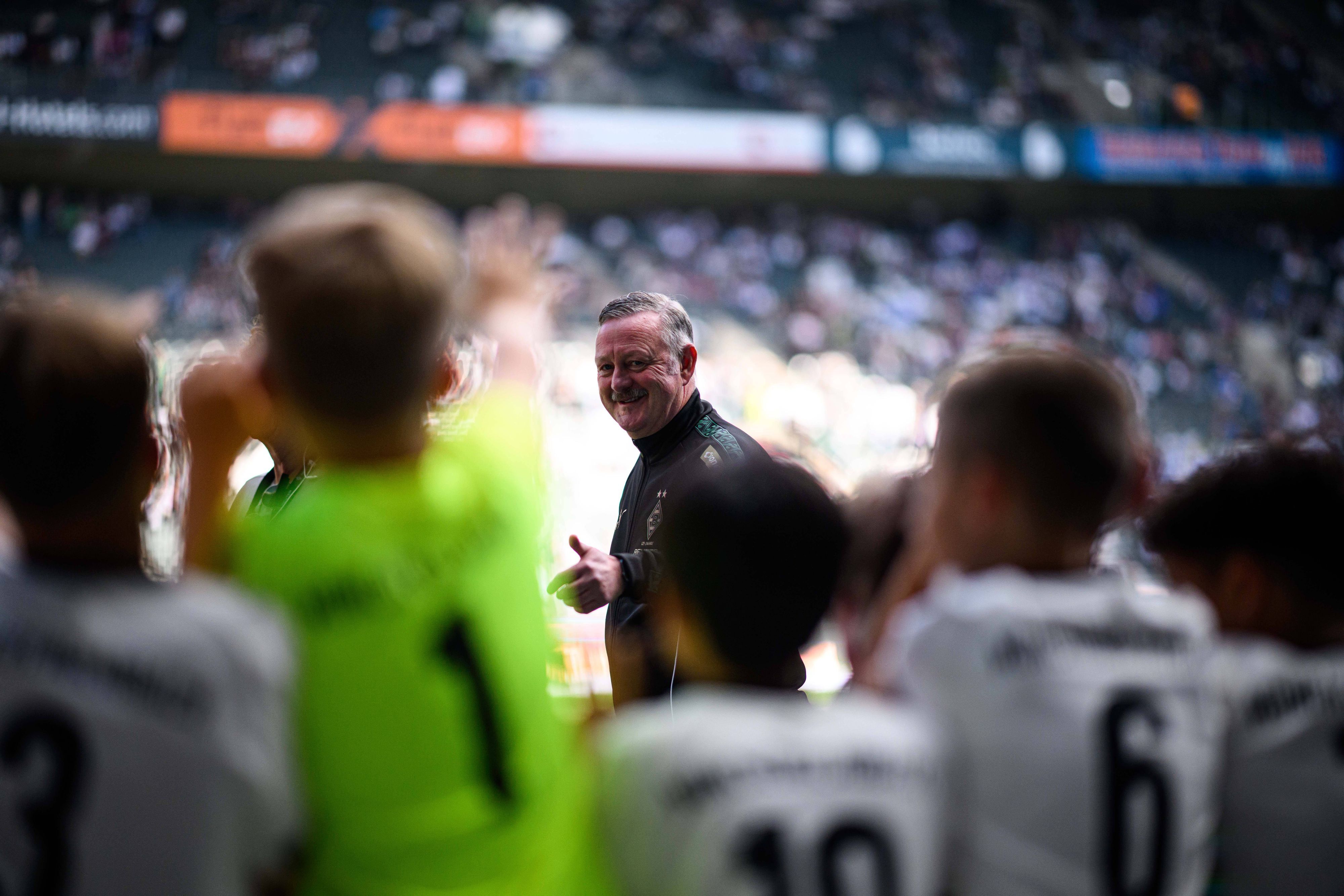 Roland Virkus zeigt kleinen Kindern den Daumen.