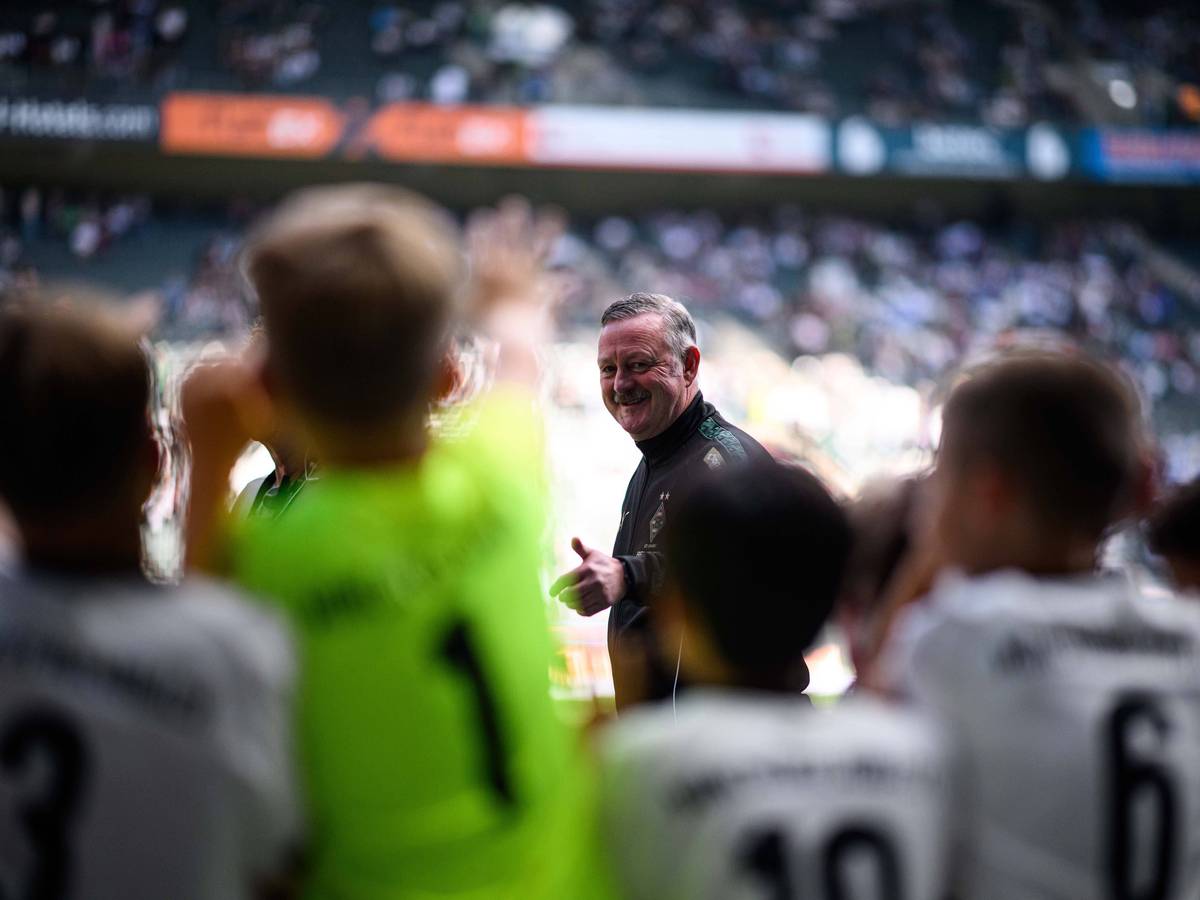Roland Virkus zeigt kleinen Kindern den Daumen.