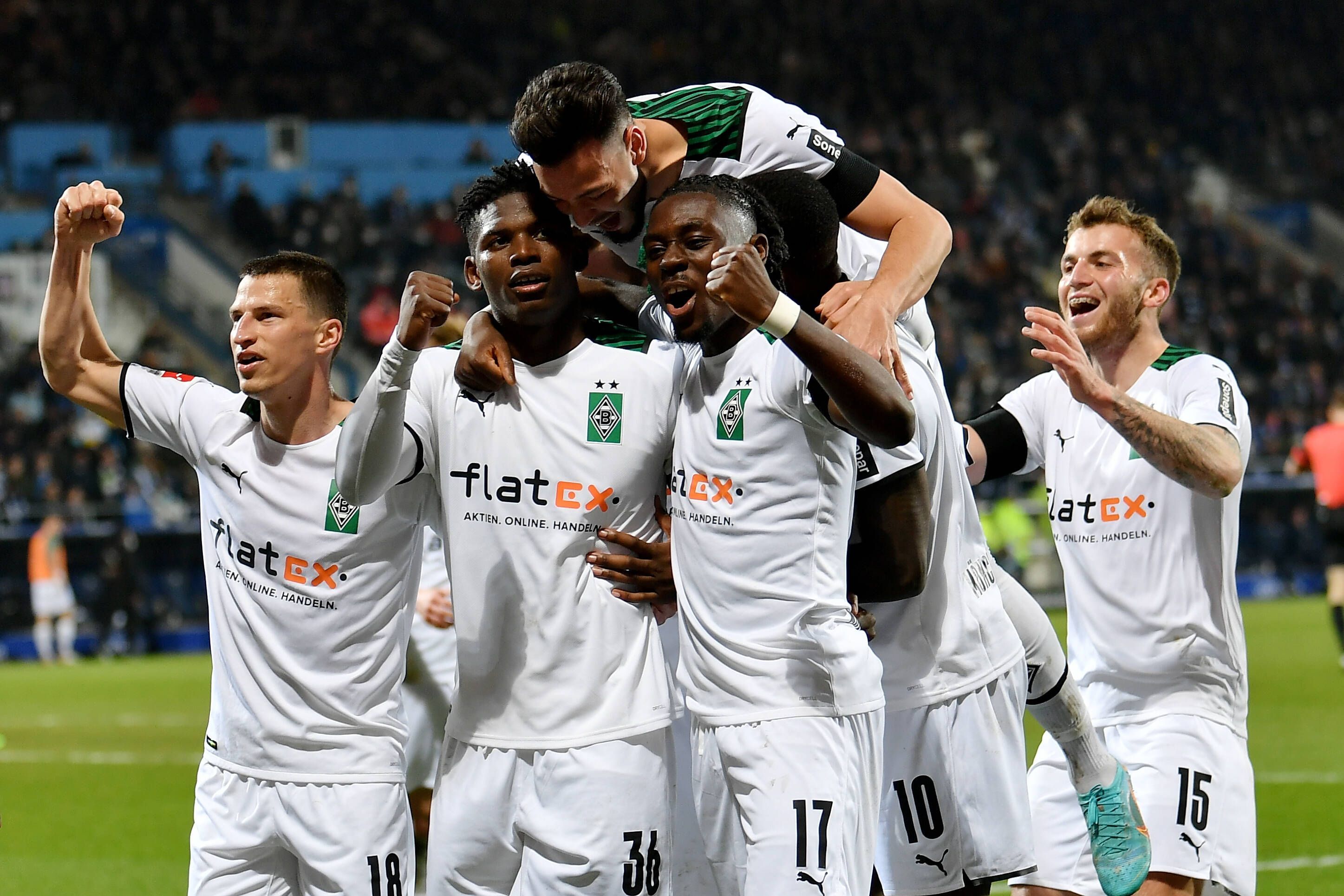 Breel Embolo und seine Teamkollegen bejubeln einen Treffer in Bochum.