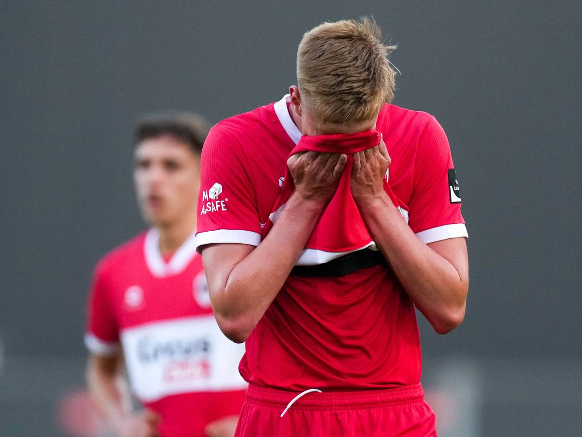 Zeno van den Bosch reibt sich die Augen mit dem Trikot.