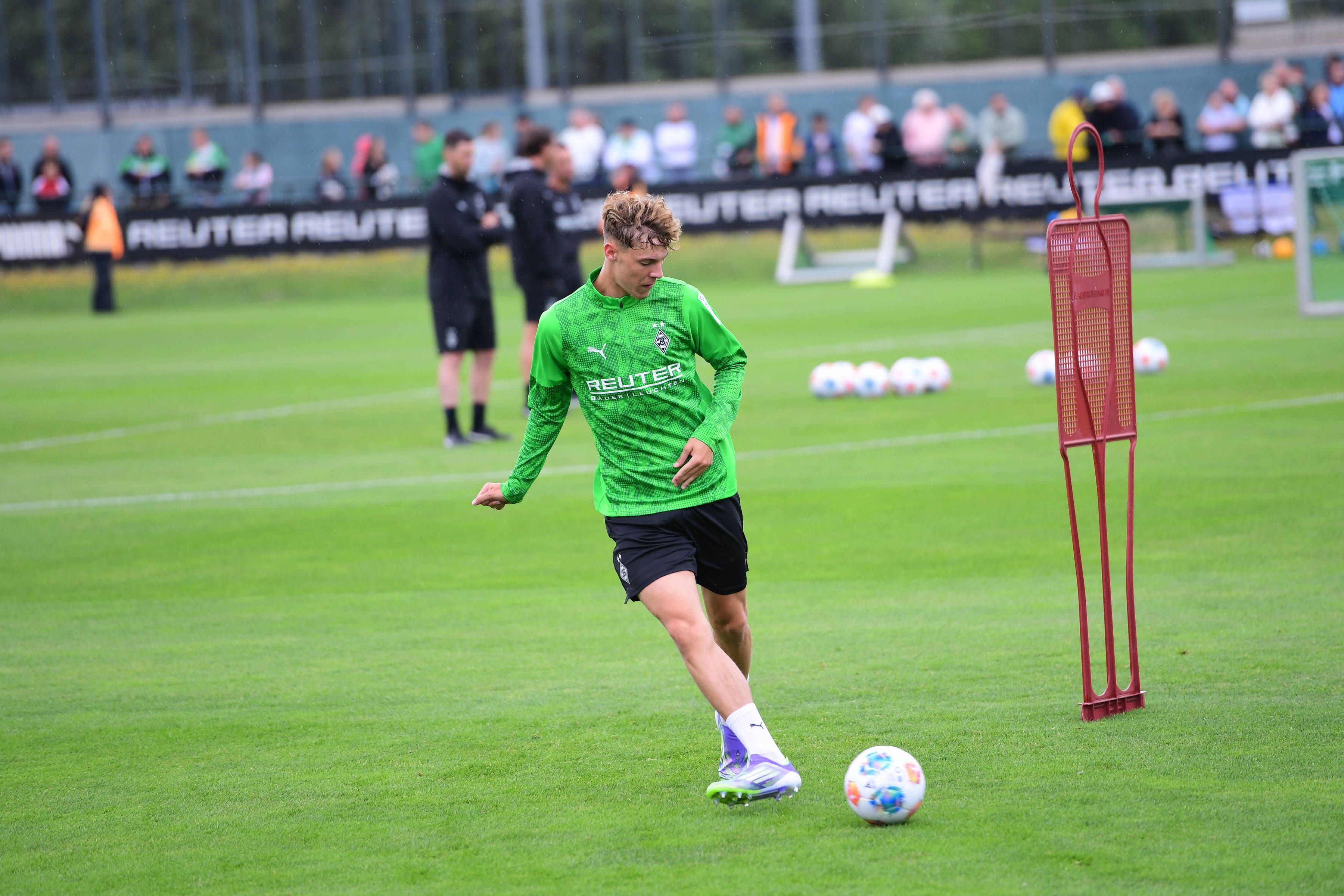 Niklas Swider am Ball im Training.
