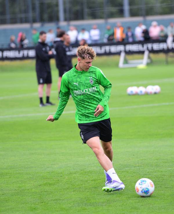 Niklas Swider am Ball im Training.