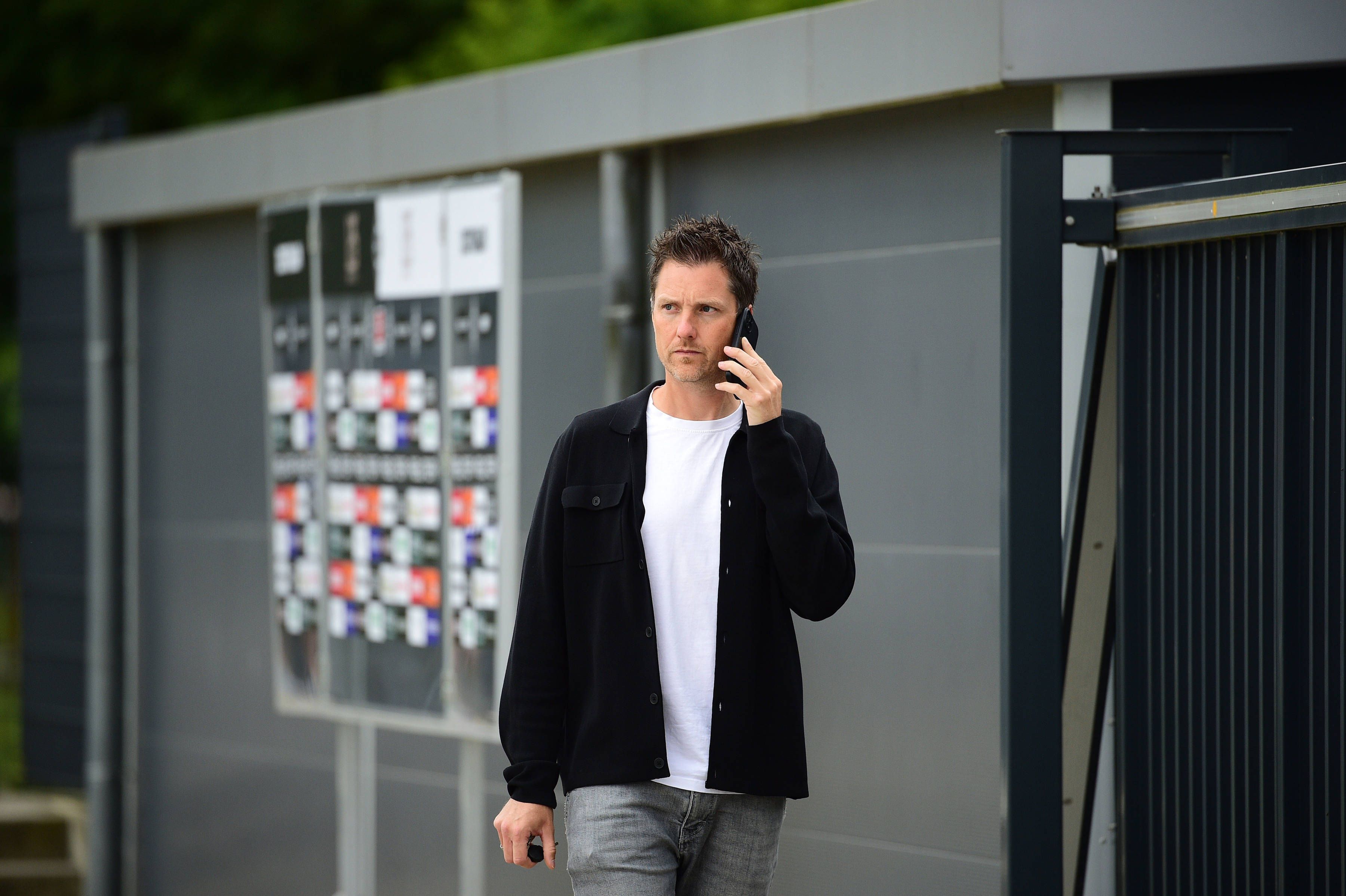 Mirko Sandmöller mit einem Handy am Borussia-Park.
