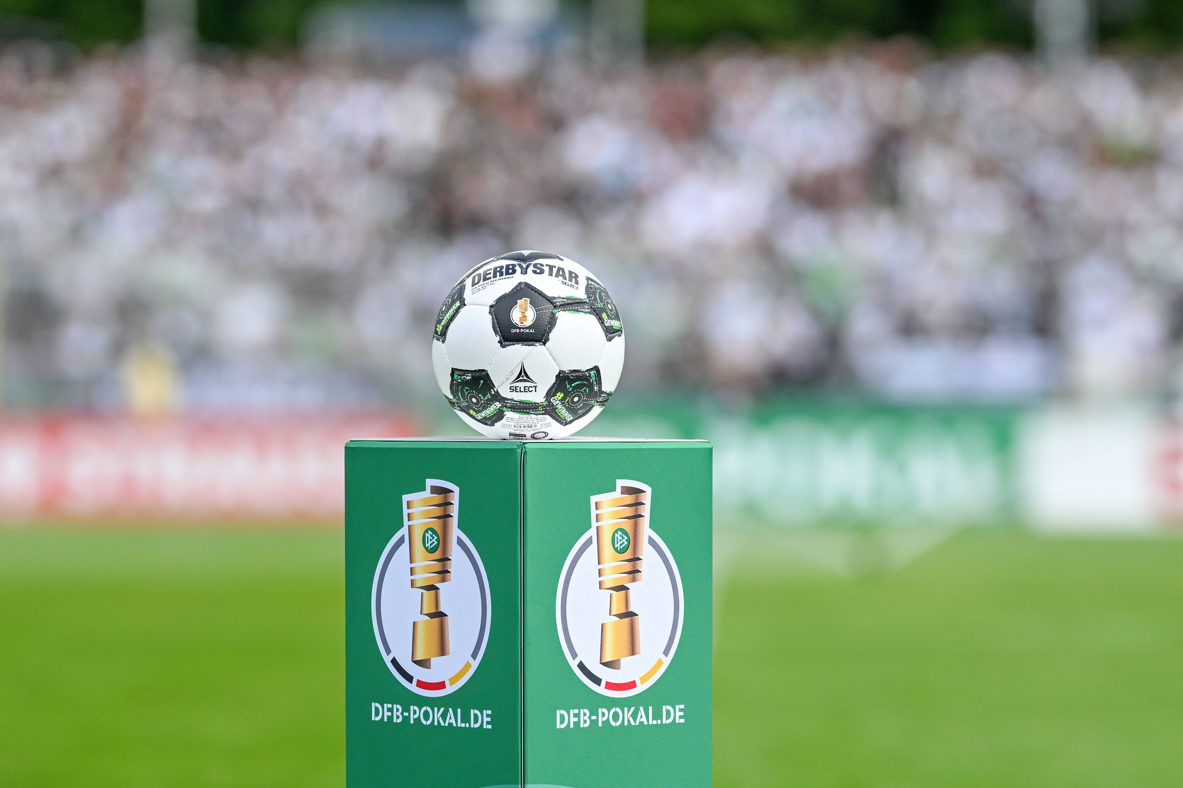 Der Ball für das Pokalspiel auf einem DFB-Sockel.