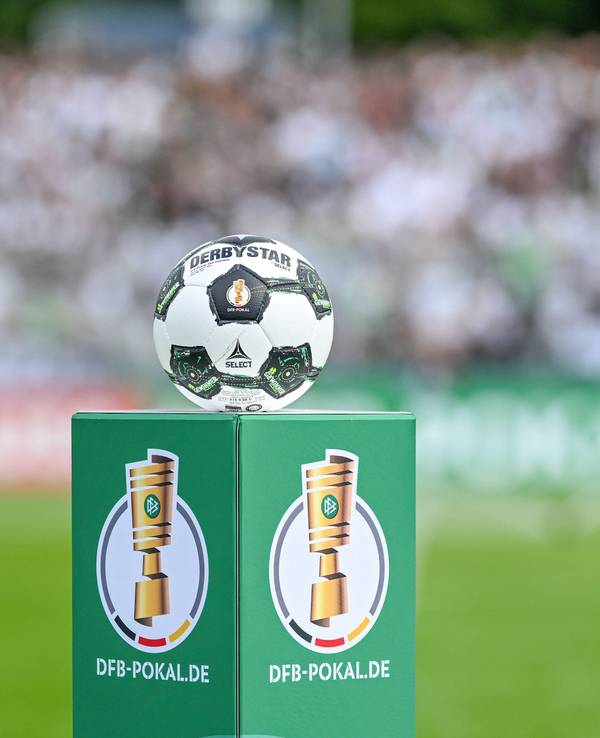 Der Ball für das Pokalspiel auf einem DFB-Sockel.