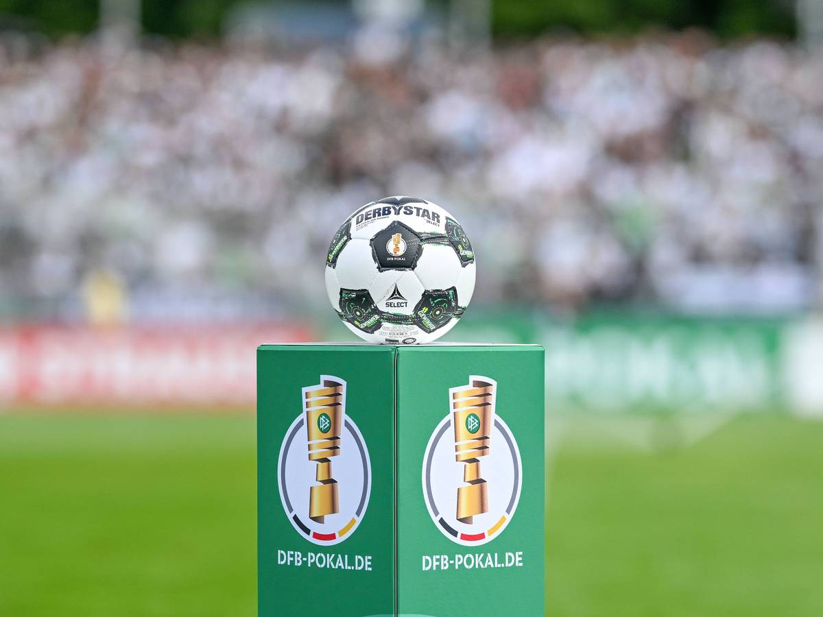 Der Ball für das Pokalspiel auf einem DFB-Sockel.