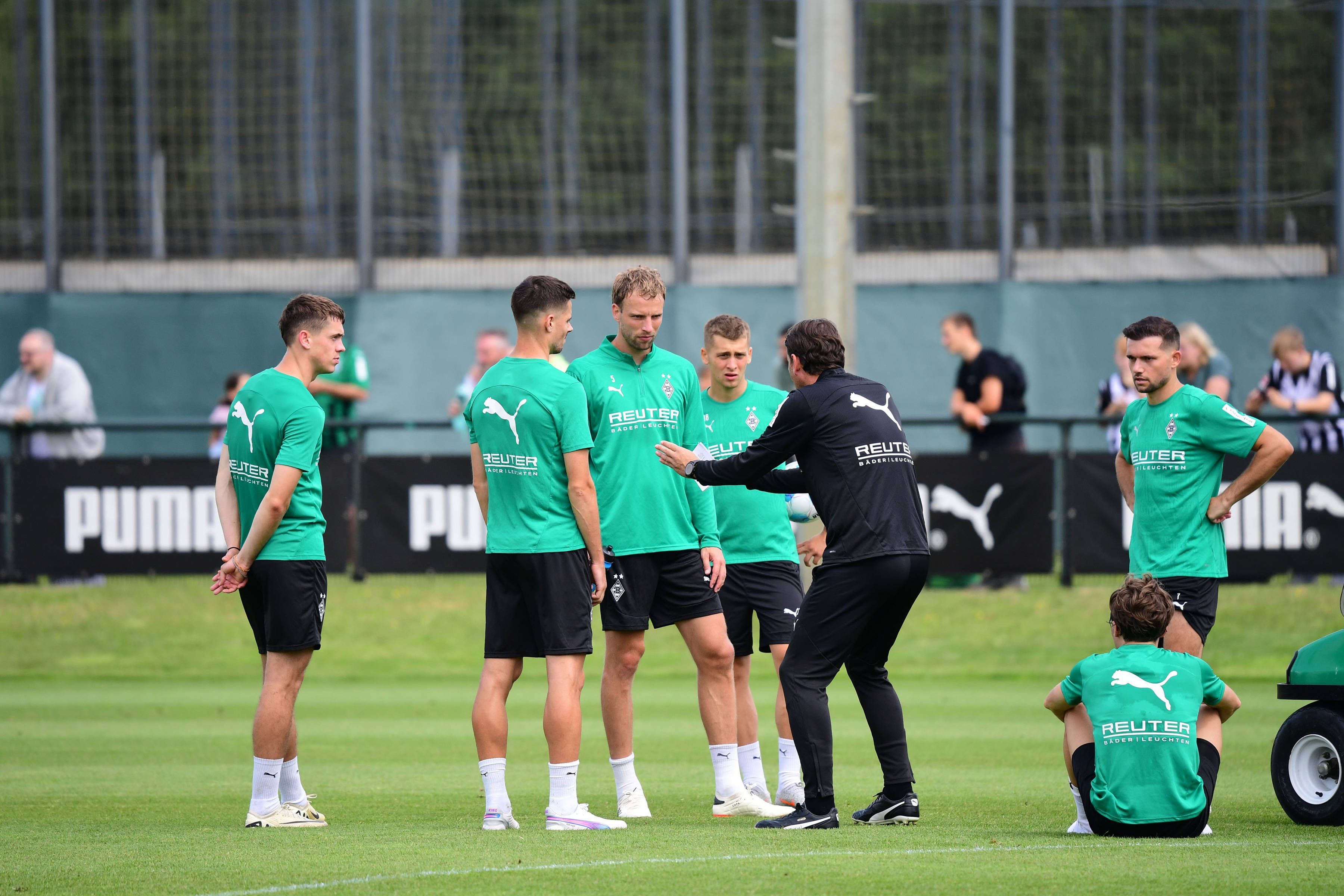 Gerardo Seoane erklärt einigen Spielern etwas auf dem Platz.