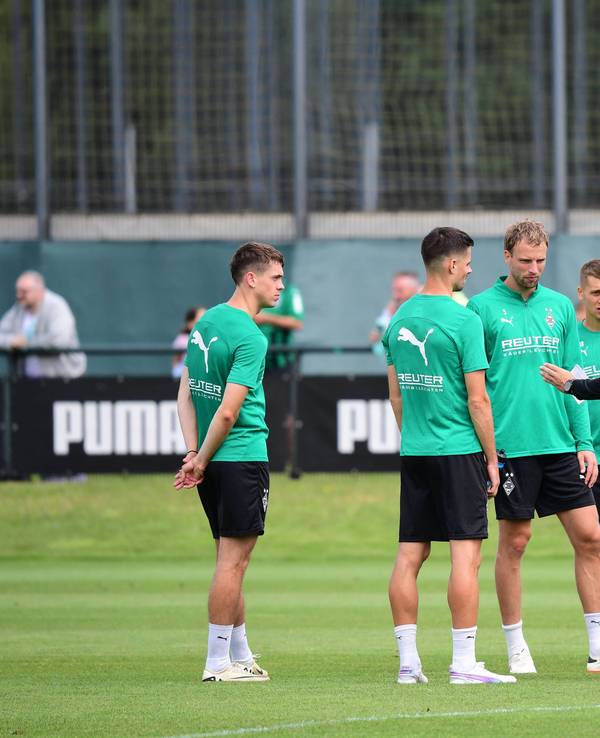 Gerardo Seoane erklärt einigen Spielern etwas auf dem Platz.