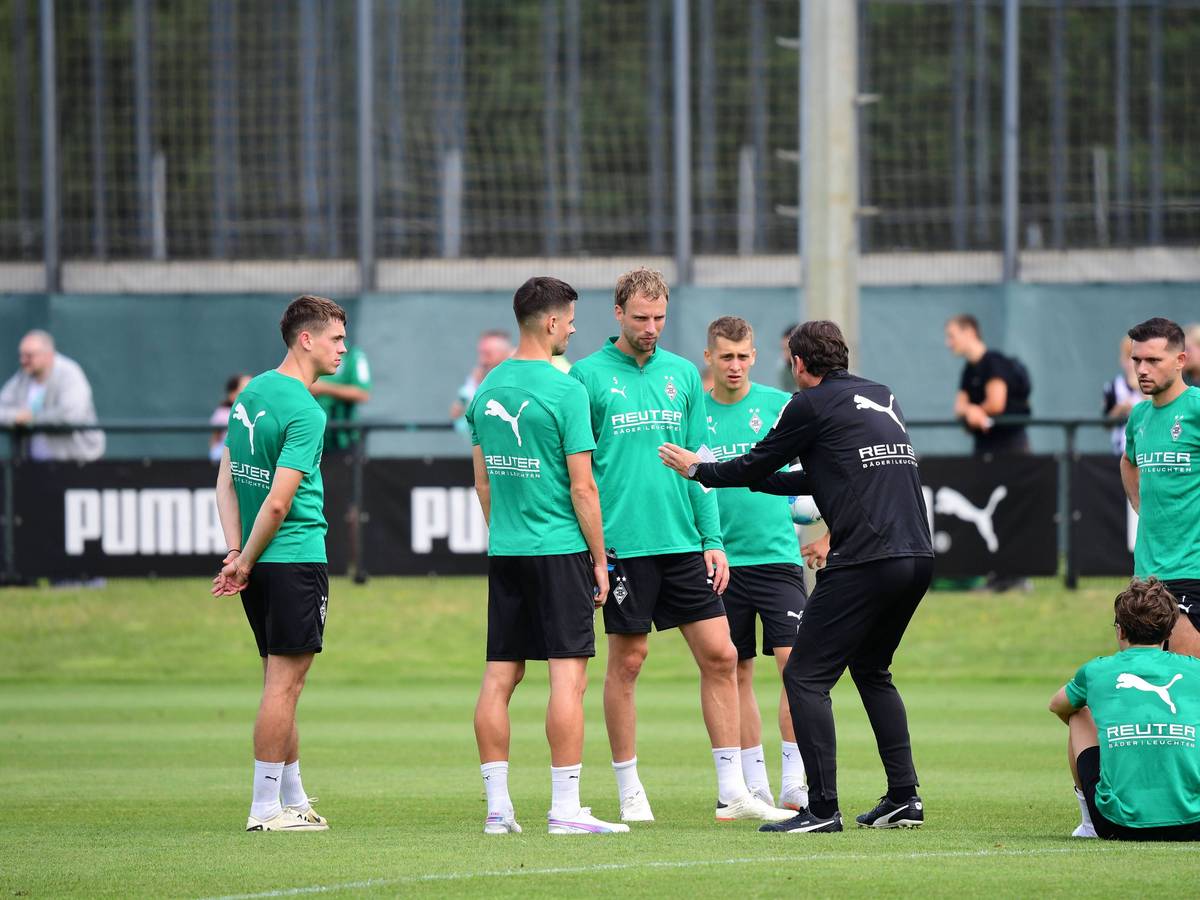 Gerardo Seoane erklärt einigen Spielern etwas auf dem Platz.