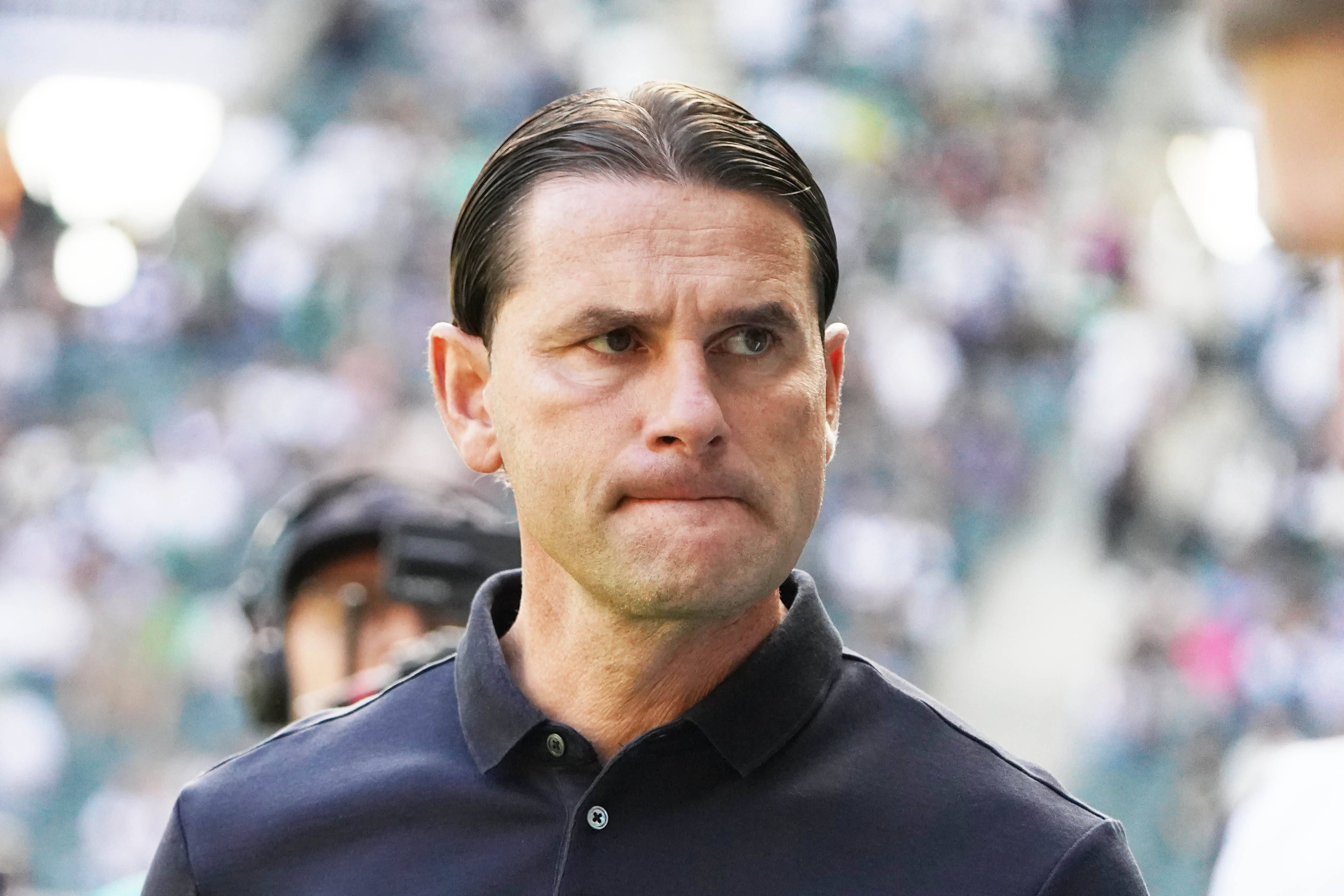 Gerardo Seoane schaut zur Seite.