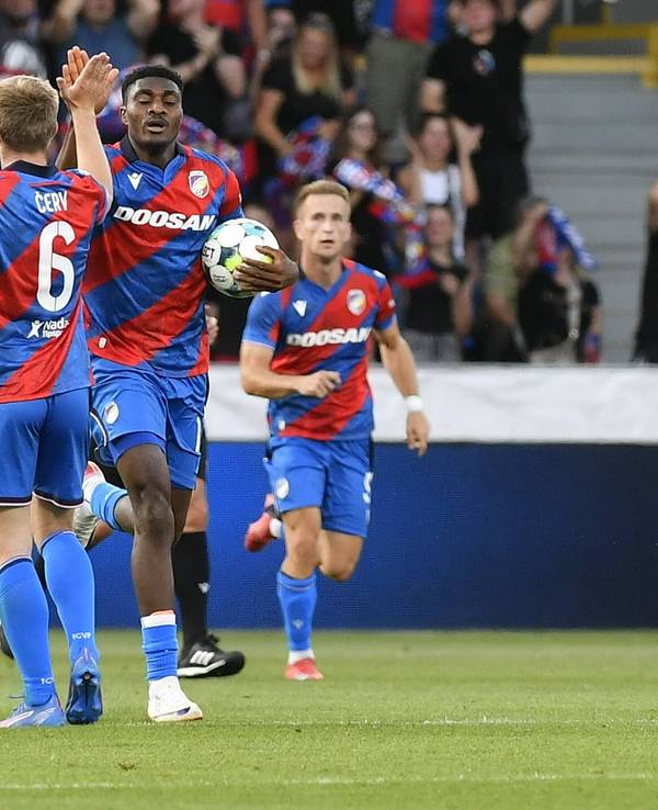 Rafiu Durosinmi mit Viktoria Pilsen bei der Champions-League-Qualifikation gegen die Glasgow Rangers am 12. August 2025.