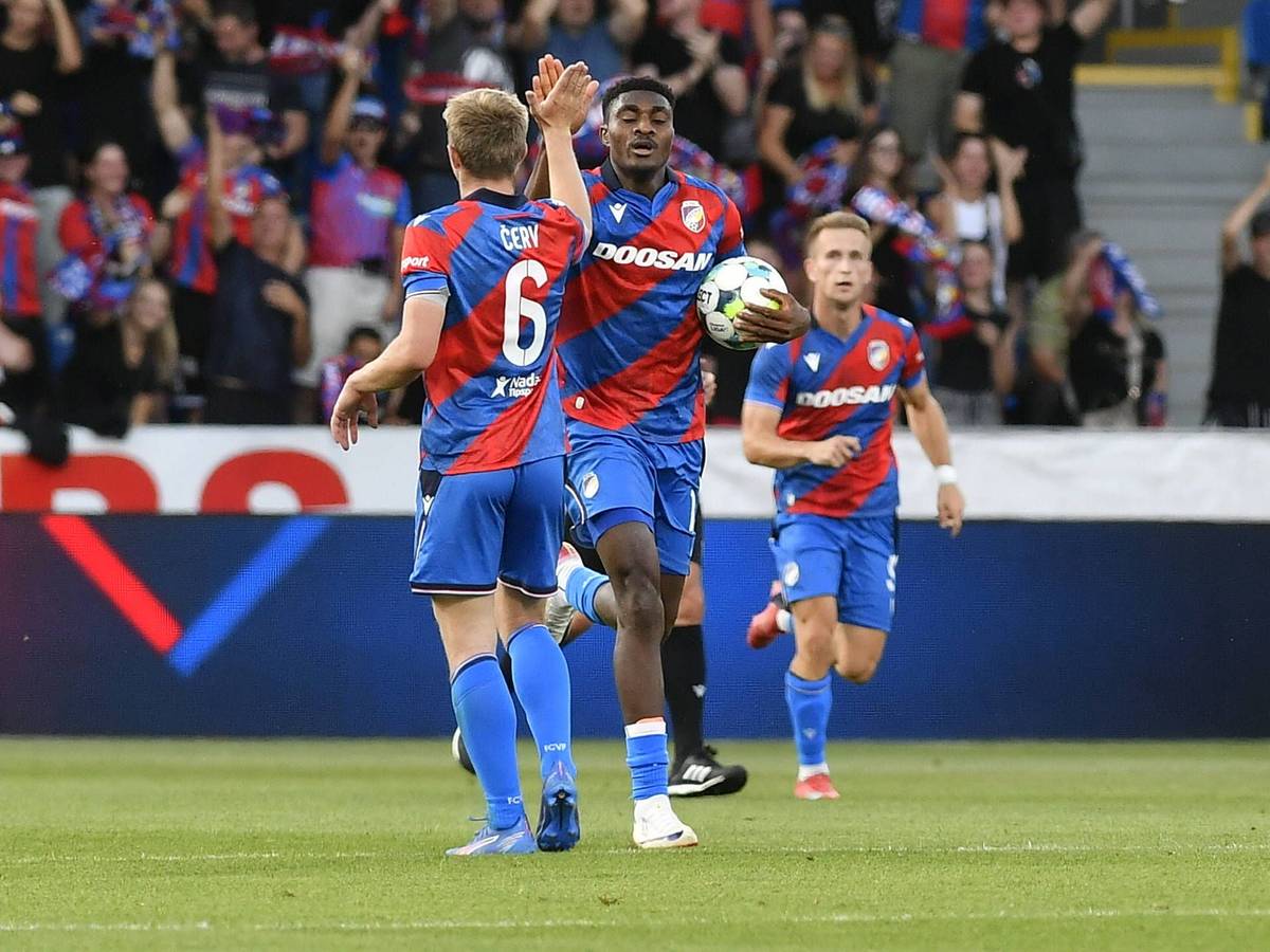 Rafiu Durosinmi mit Viktoria Pilsen bei der Champions-League-Qualifikation gegen die Glasgow Rangers am 12. August 2025.