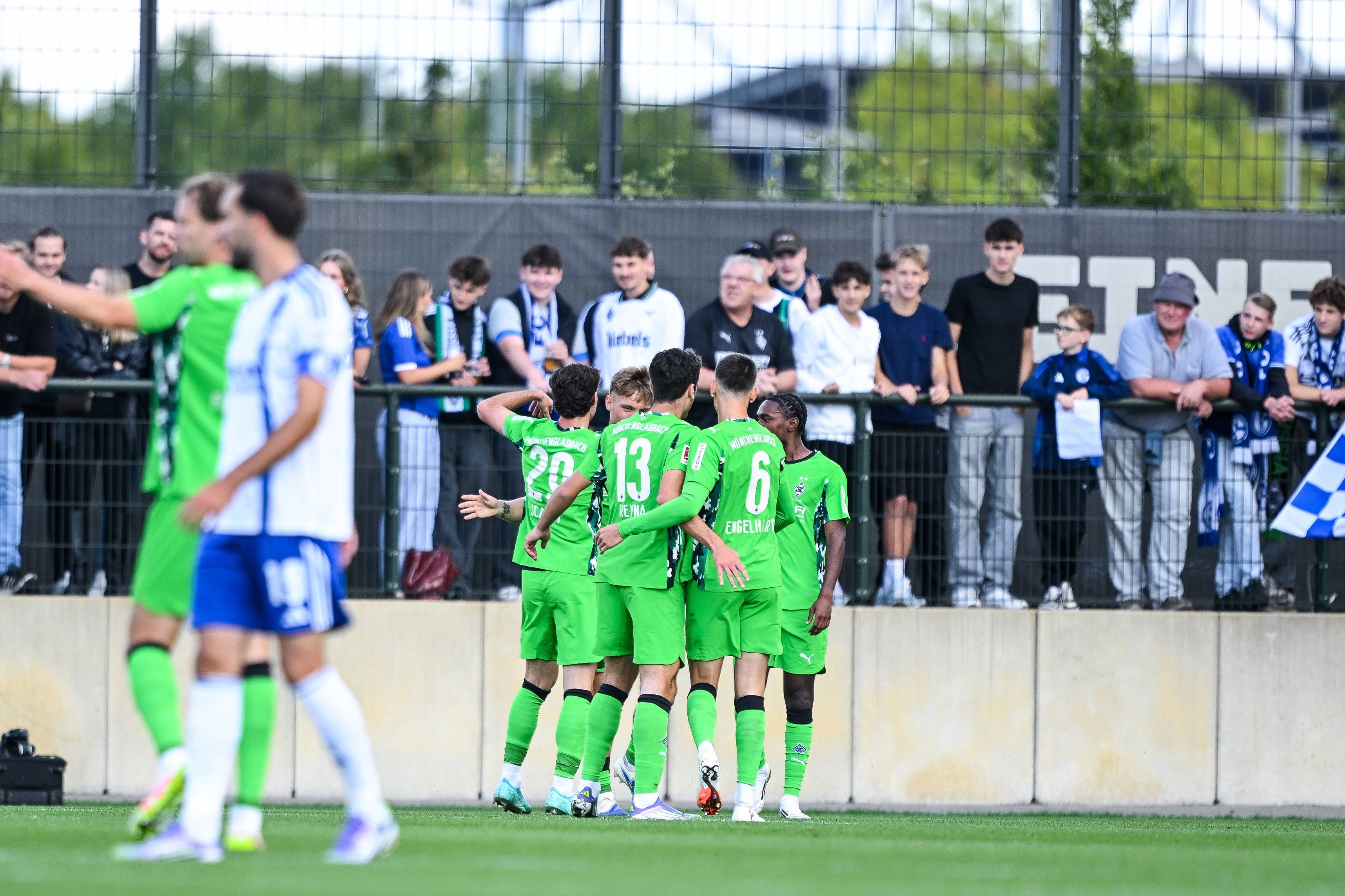 Die Borussia-Spieler bejubeln einen Testspiel-Treffer gegen Schalke.
