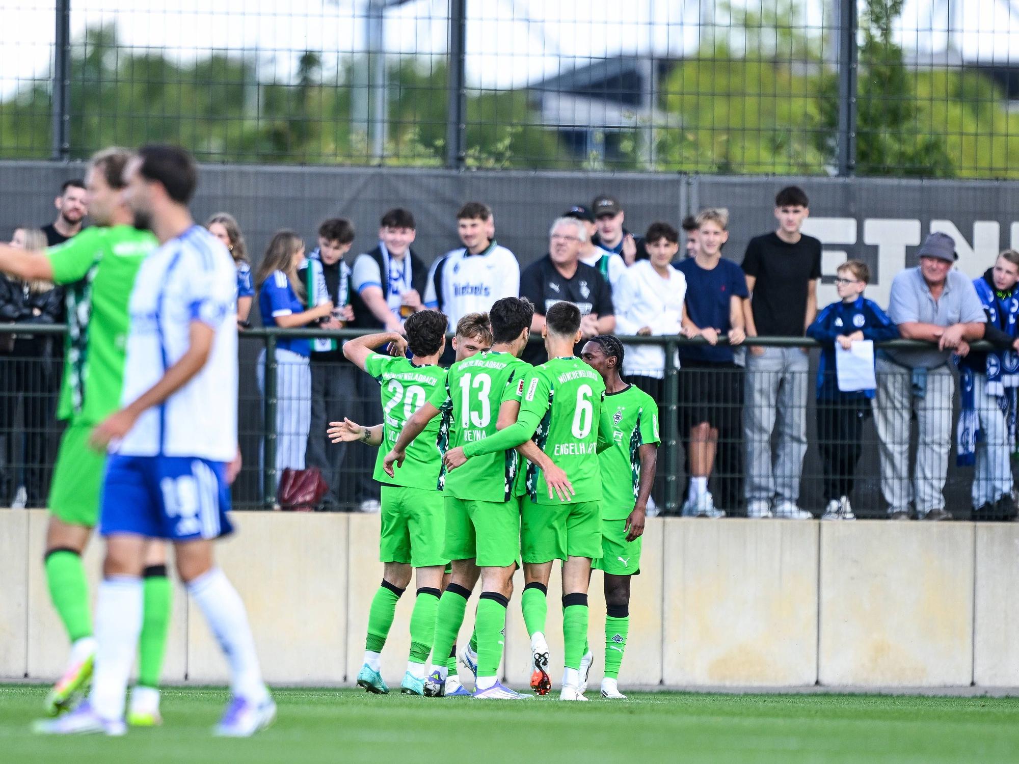 Die Borussia-Spieler bejubeln einen Testspiel-Treffer gegen Schalke.