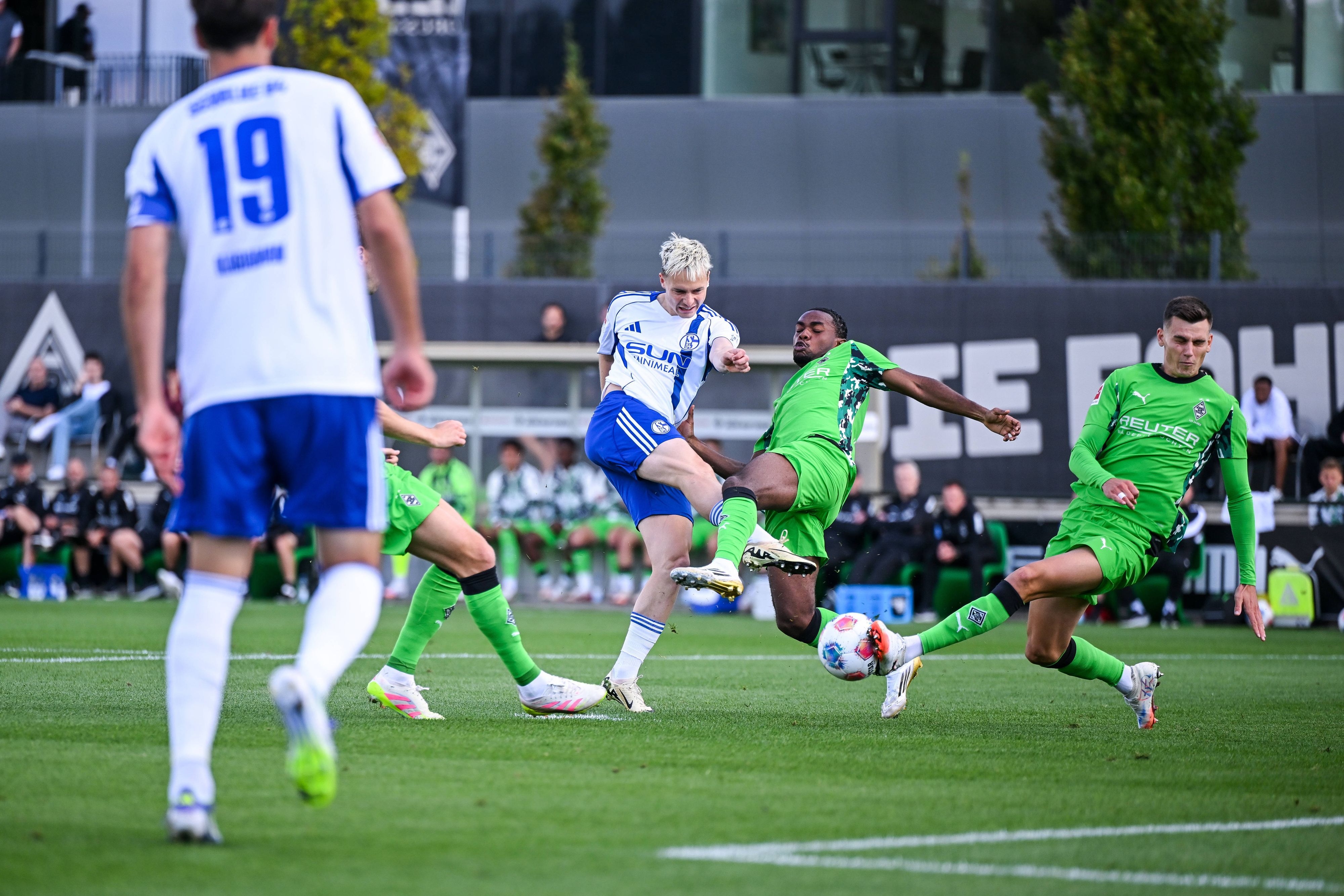 Yannik Engelhardt blockt einen Schalker Schuss.