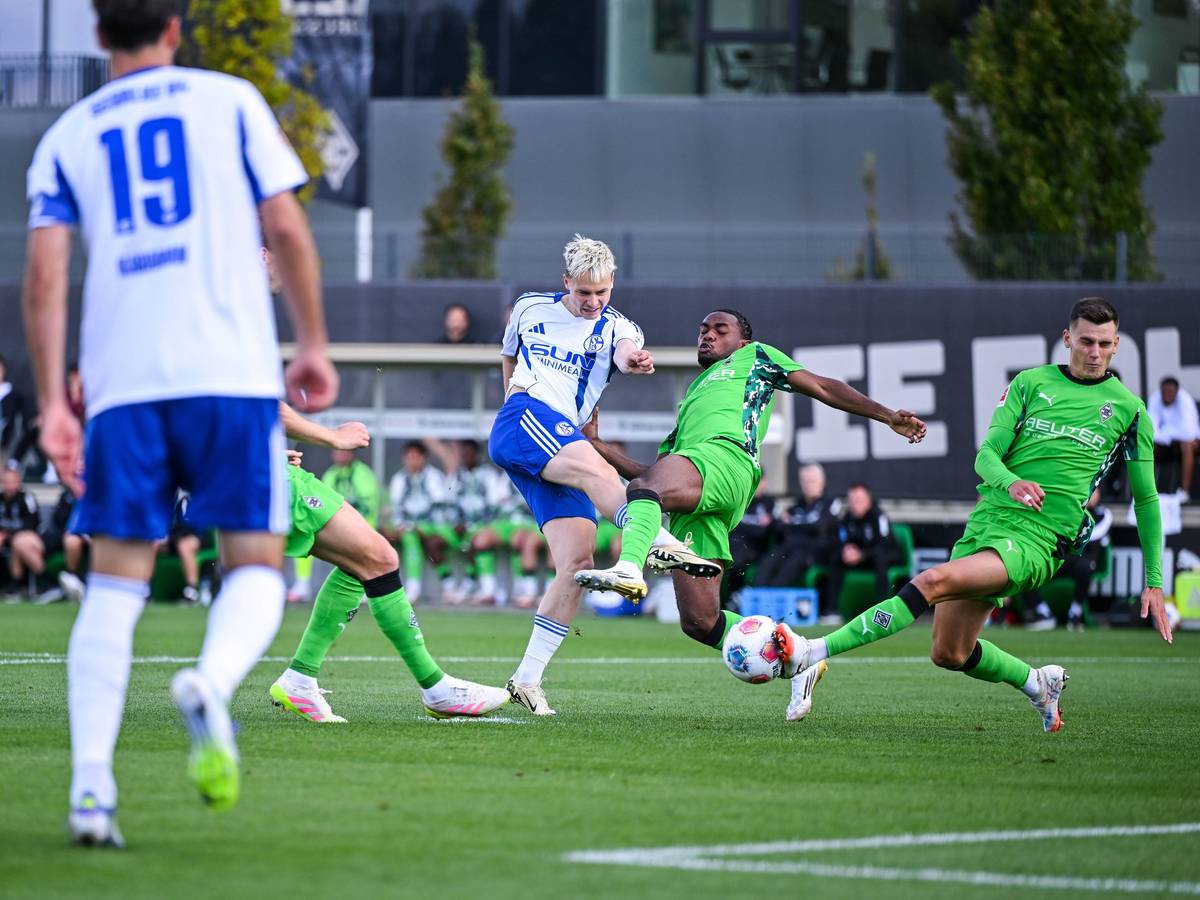 Yannik Engelhardt blockt einen Schalker Schuss.