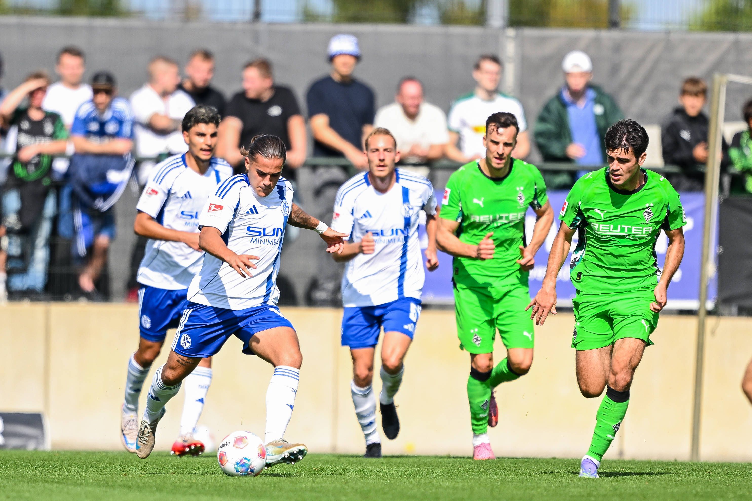 Gio Reyna läuft dem Ball hinterher.