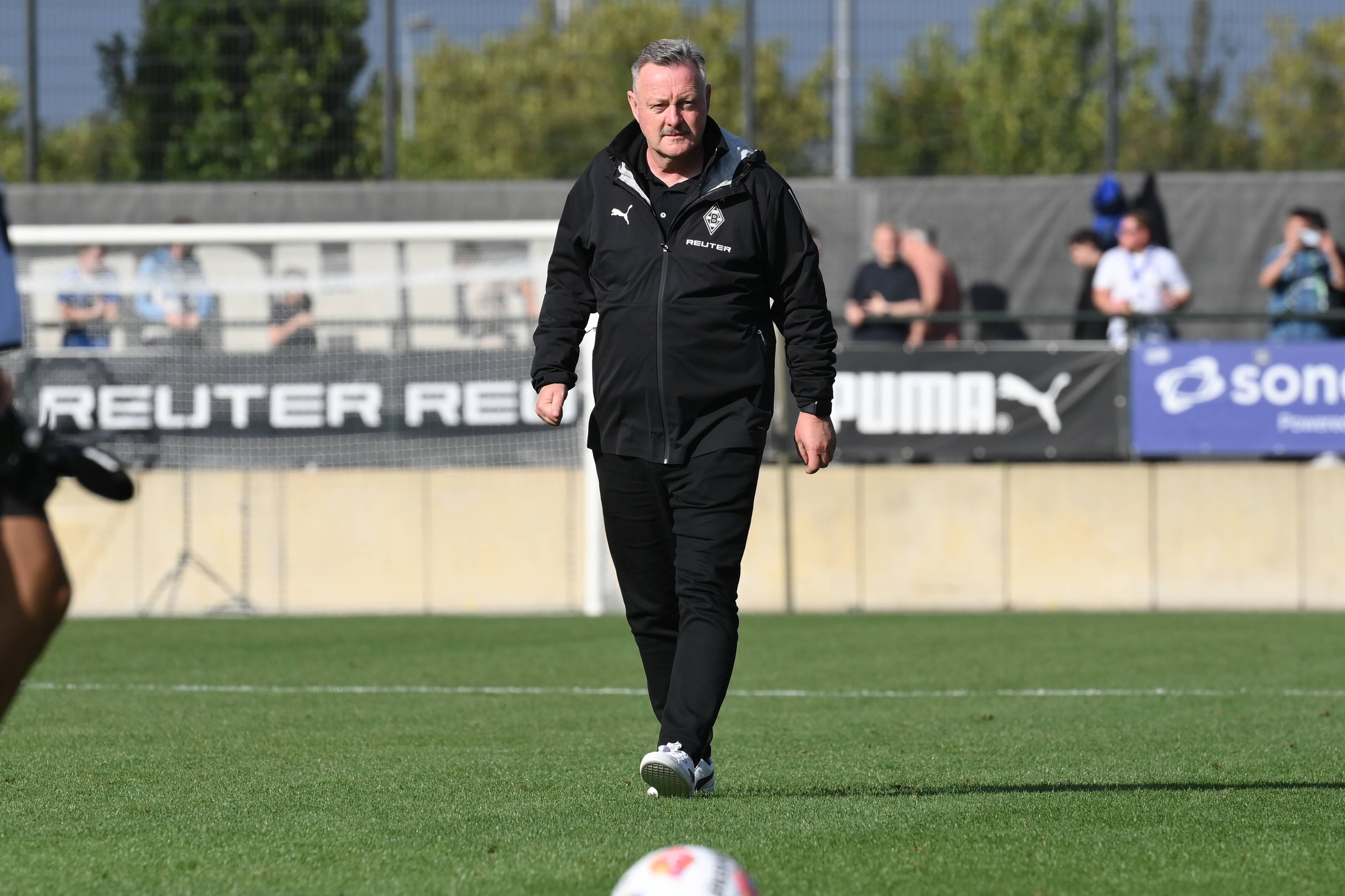 Roland Virkus in schwarzen Borussia-Klamotten auf dem Fohlenplatz.