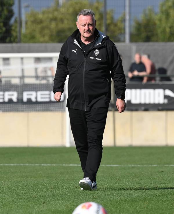 Roland Virkus in schwarzen Borussia-Klamotten auf dem Fohlenplatz.