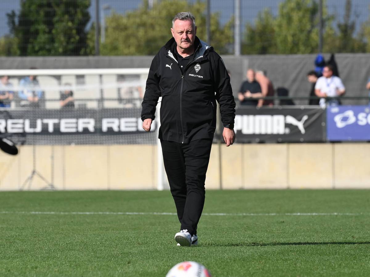Roland Virkus in schwarzen Borussia-Klamotten auf dem Fohlenplatz.