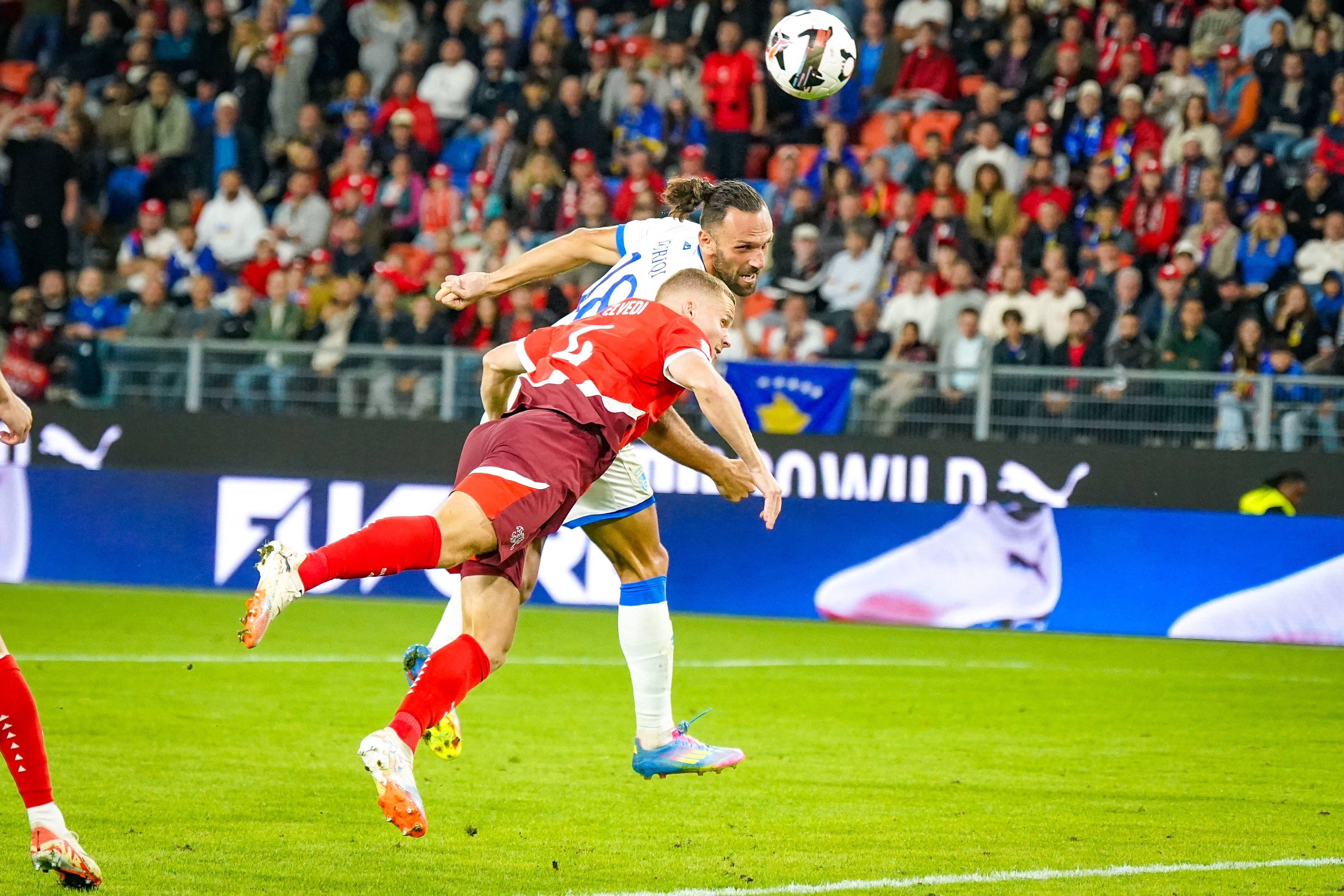 Nico Elvedi bei einem Kopfballduell gegen den Kosovo.