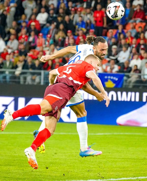 Nico Elvedi bei einem Kopfballduell gegen den Kosovo.