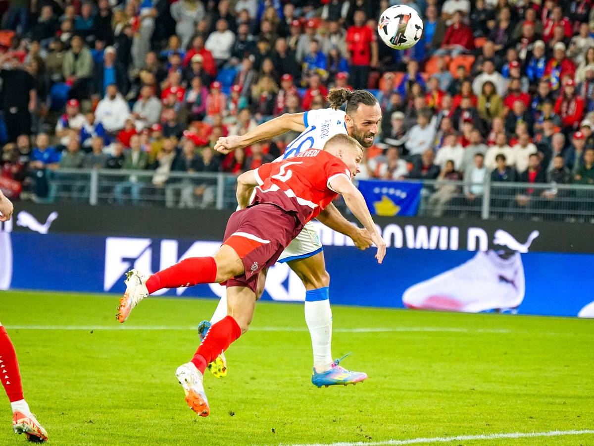 Nico Elvedi bei einem Kopfballduell gegen den Kosovo.