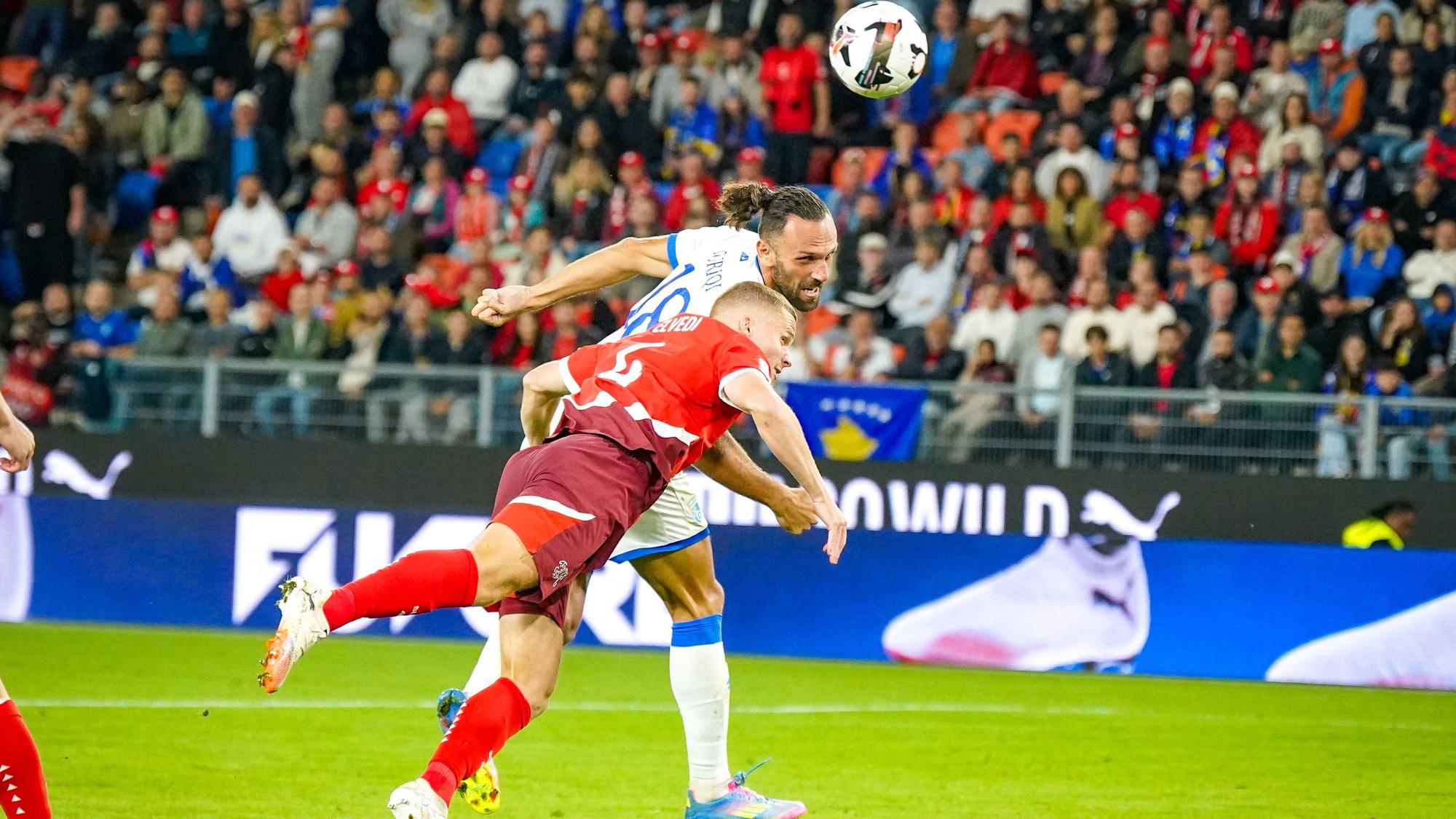 Nico Elvedi bei einem Kopfballduell gegen den Kosovo.