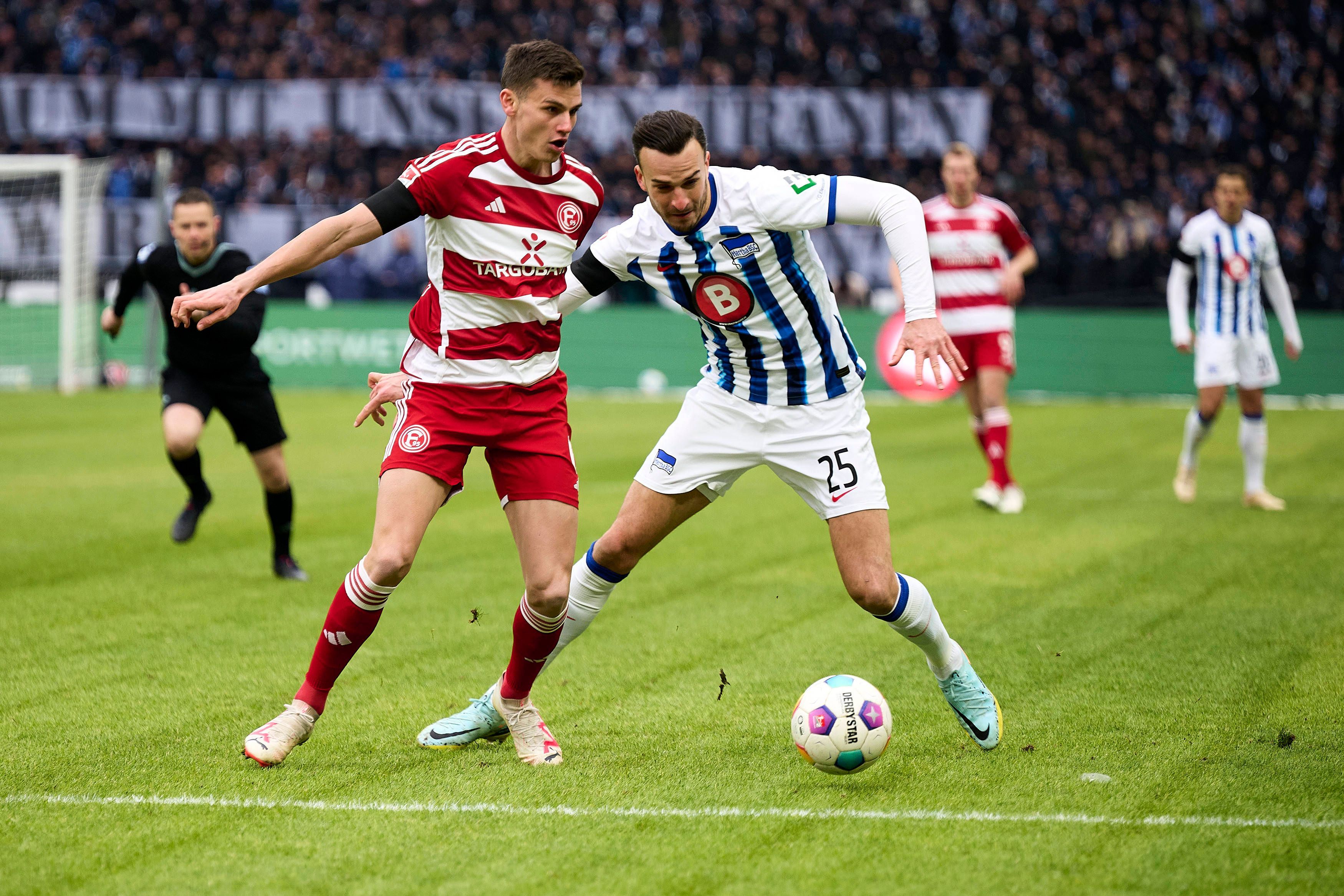 Yannik Engelhardt von Fortuna Düsseldorf gegen Herthas Haris Tabakovic.