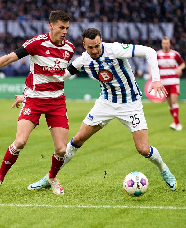 Yannik Engelhardt von Fortuna Düsseldorf gegen Herthas Haris Tabakovic.