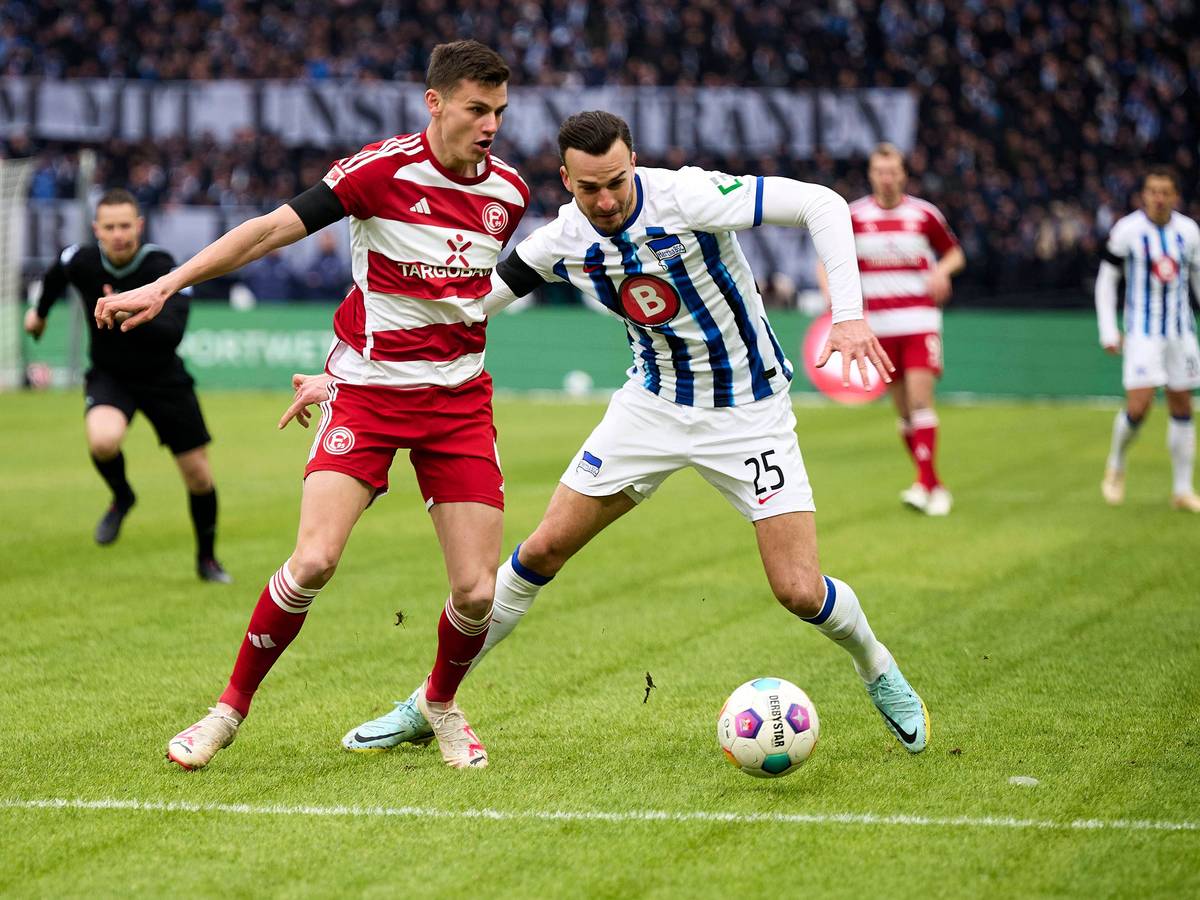 Yannik Engelhardt von Fortuna Düsseldorf gegen Herthas Haris Tabakovic.