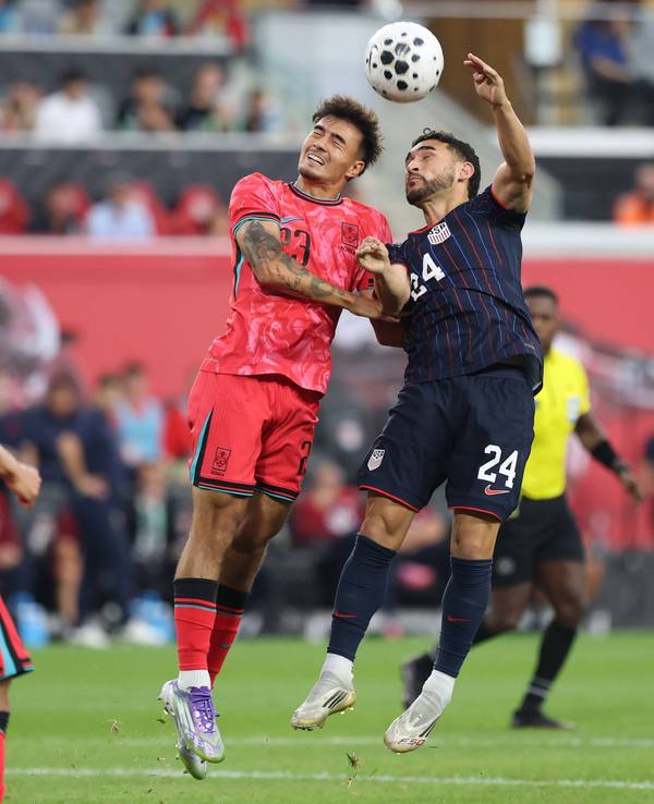 Jens Castrop bei einem Kopfballduell für Südkorea.