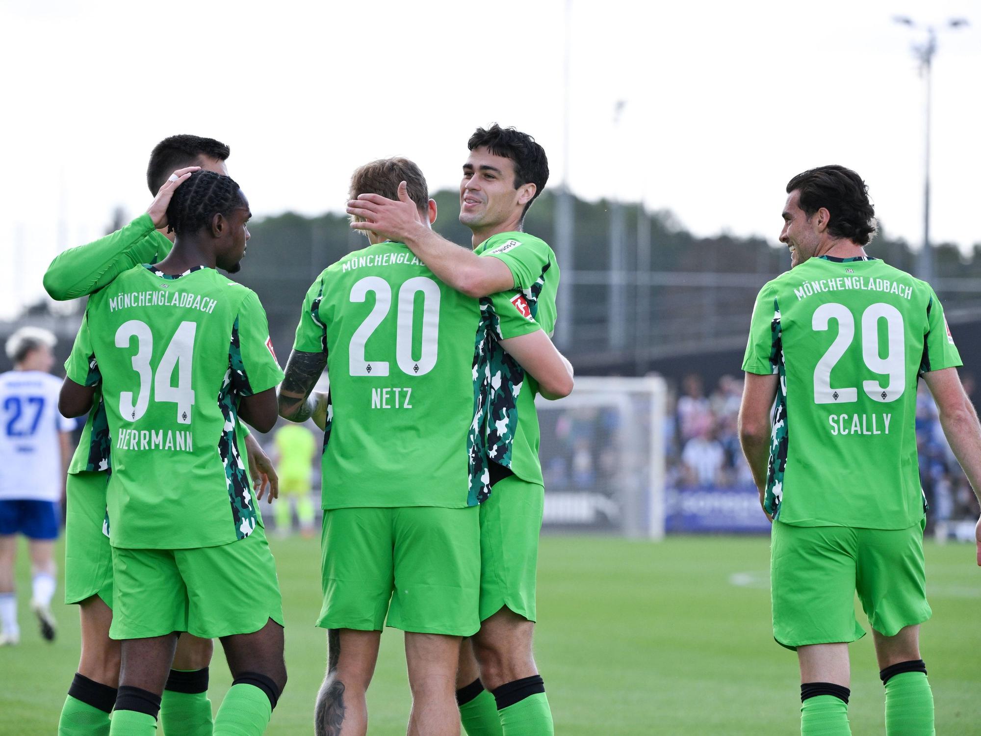 Luca Netz freut sich mit seinen Kollegen über seinen Treffer.