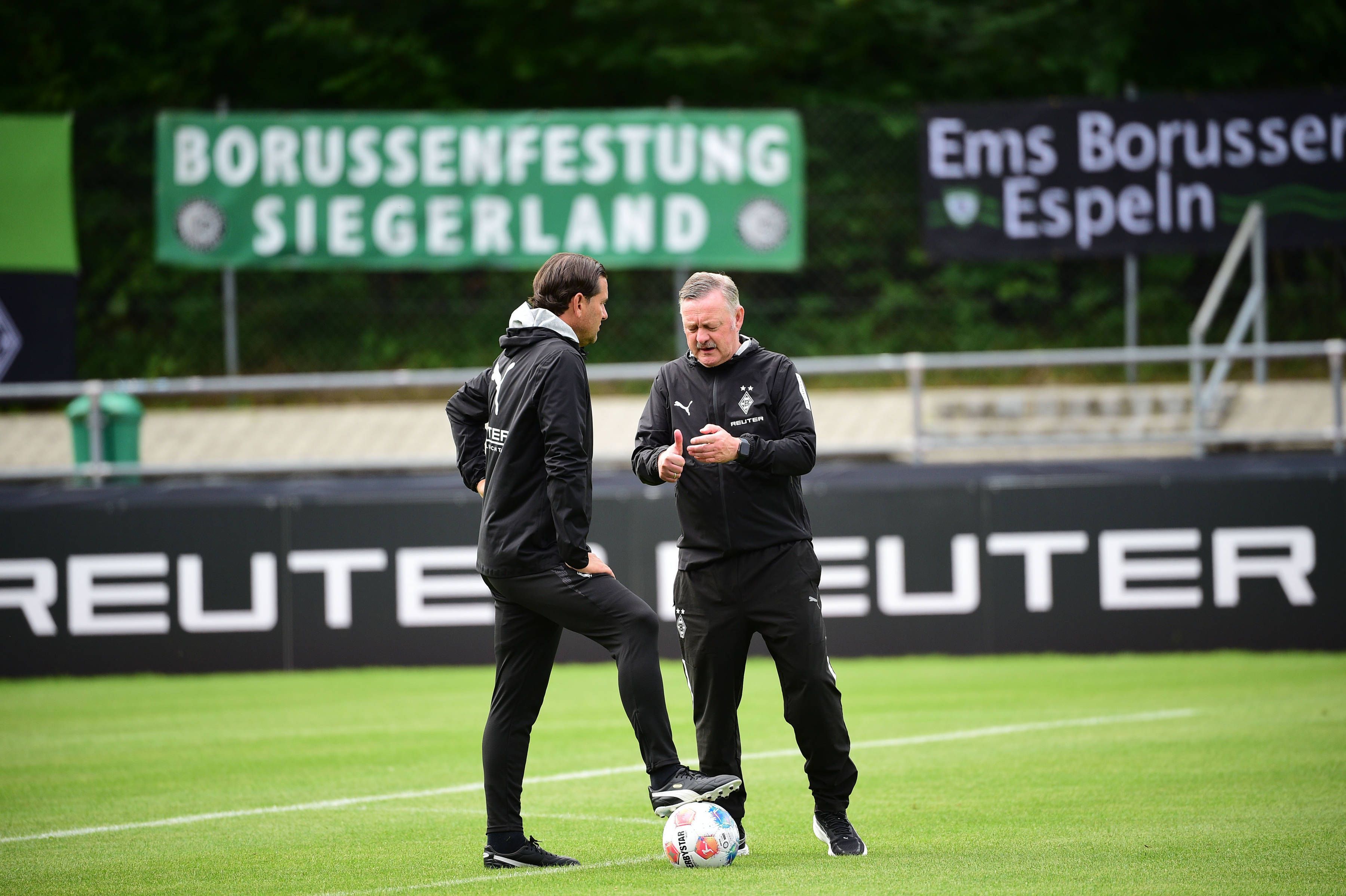 Roland Virkus zählt Gerardo Seoane auf dem Trainingsplatz etwas vor.