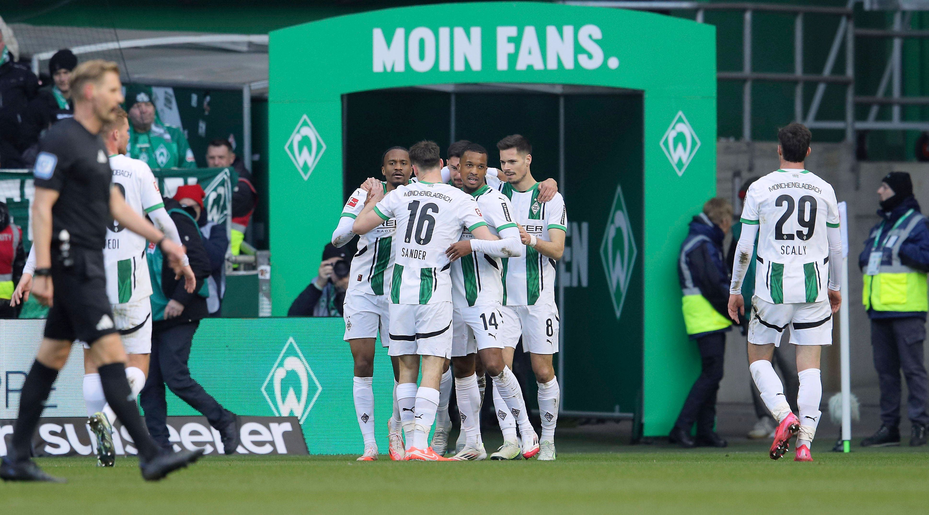 Gladbach-Profis bejubeln einen Treffer im Weserstadion.
