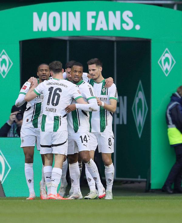 Gladbach-Profis bejubeln einen Treffer im Weserstadion.