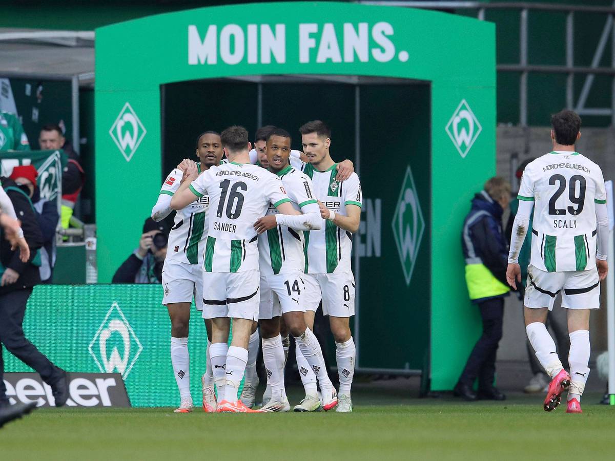 Gladbach-Profis bejubeln einen Treffer im Weserstadion.