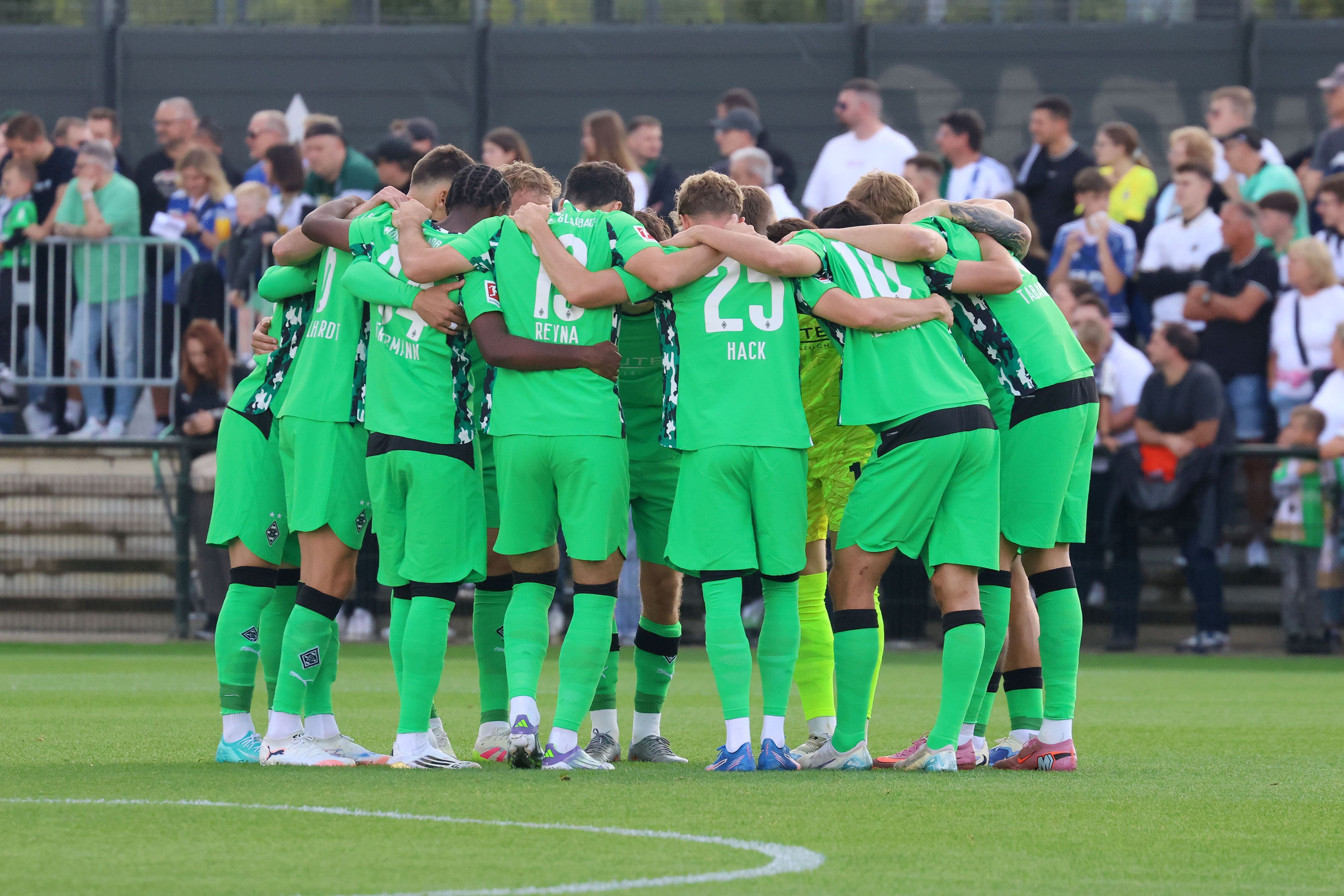 Die Gladbach-Elf beim Testspiel im Mannschaftskreis.